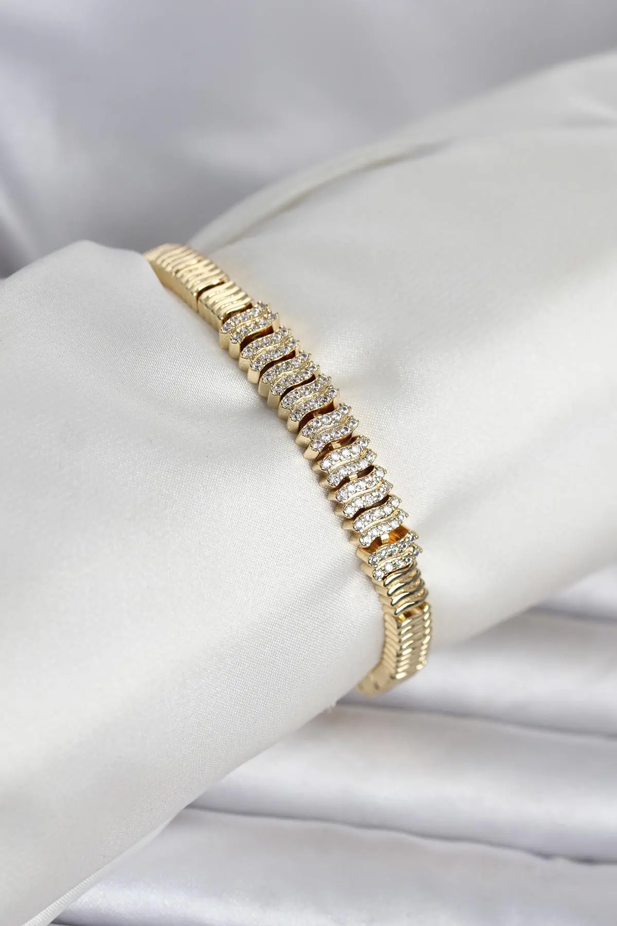 Pirinç Gold Renk Zirkon Taşlı Kadın Bileklik TJ-BB8400