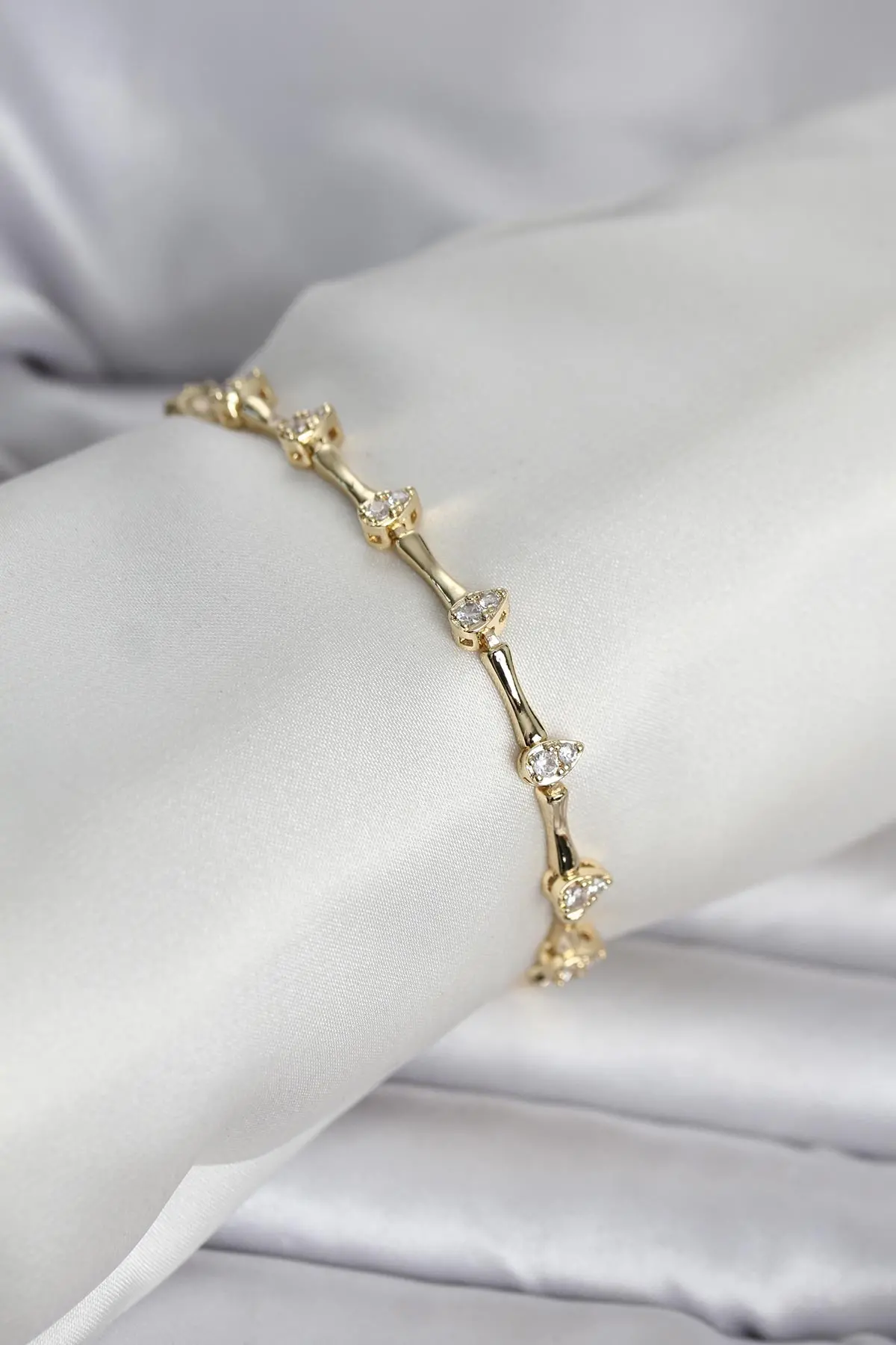 Pirinç Gold Renk Damla Model Zirkon Taşlı Kadın Bileklik TJ-BB8406