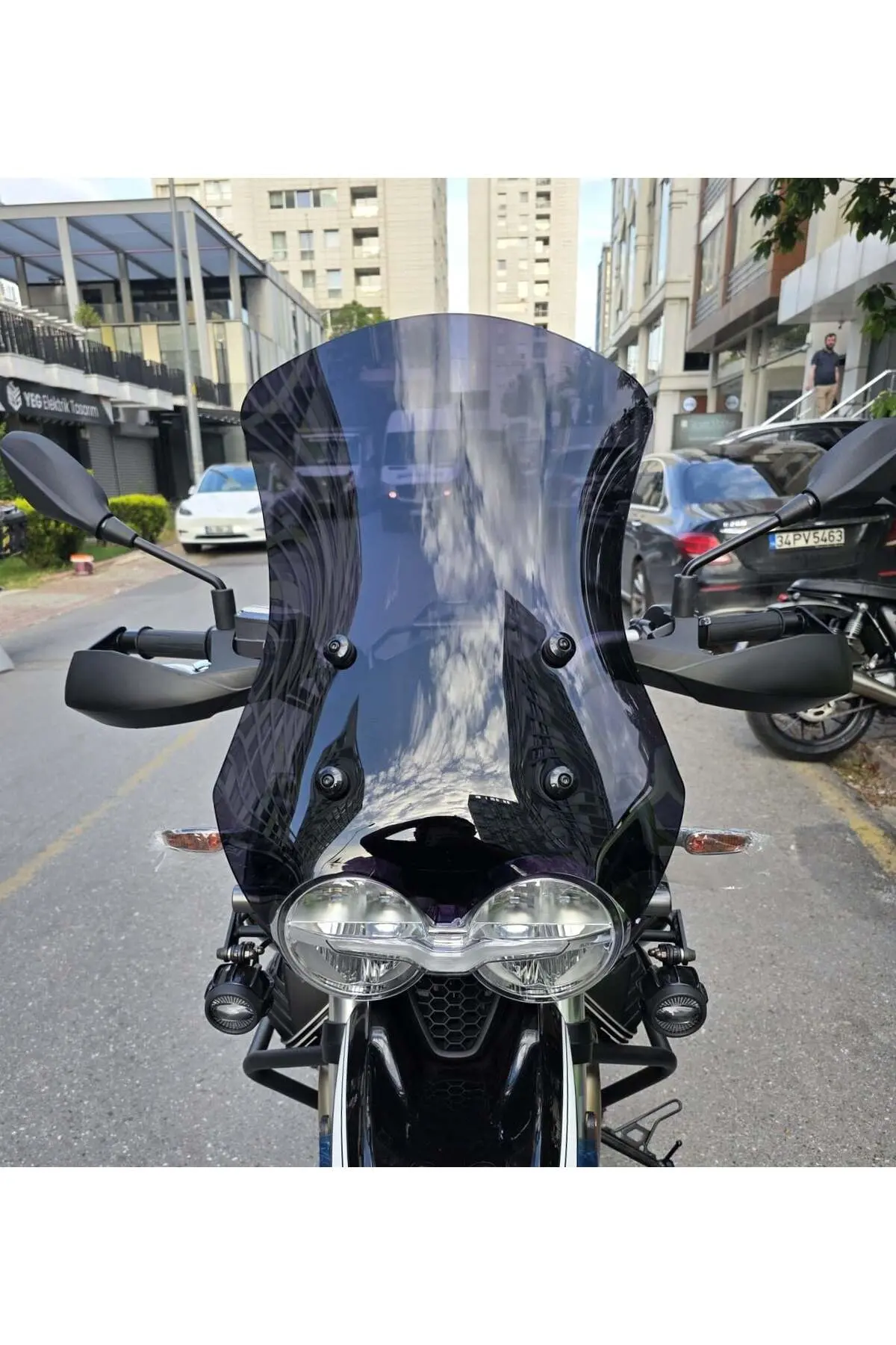 Moto Guzzi V85 Ön Cam 2019-2023 Model 58cm Siyah Renkli 4mm