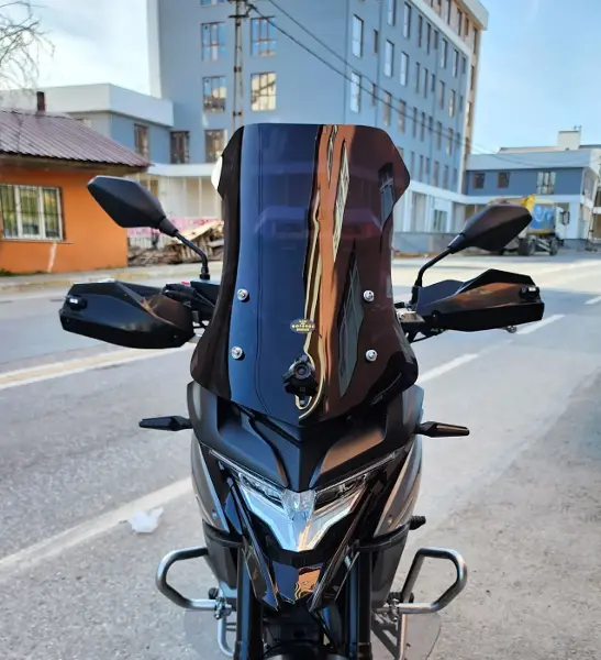 MOTOCAM Voge DSX 650 Ön Cam 2022-2026 Model 55cm Siyah Renkli 4mm KISA