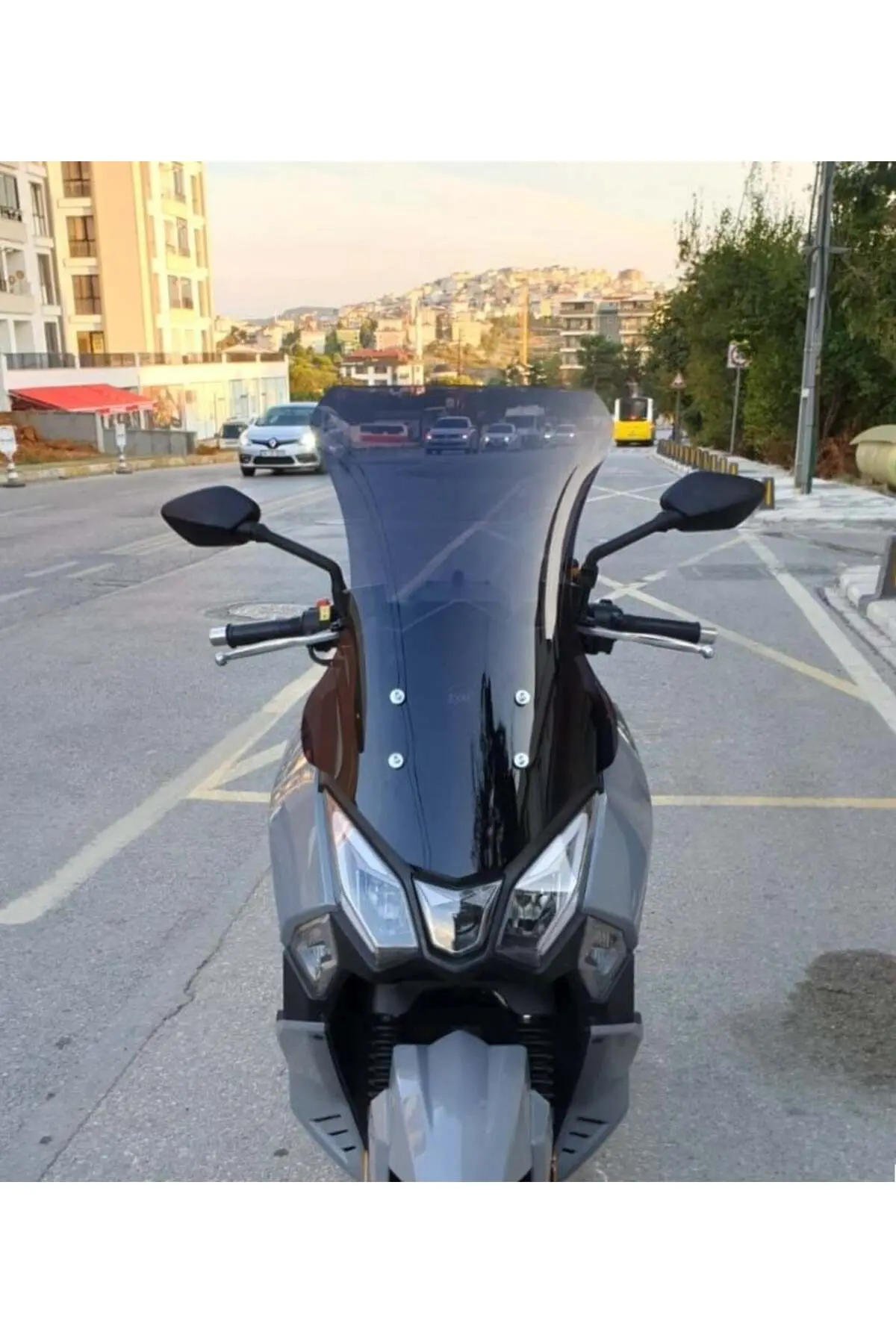 SYM Joyride 300 Ön Cam 2023-2026 Model 65cm Siyah Renkli 4mm ORTA BOYLU