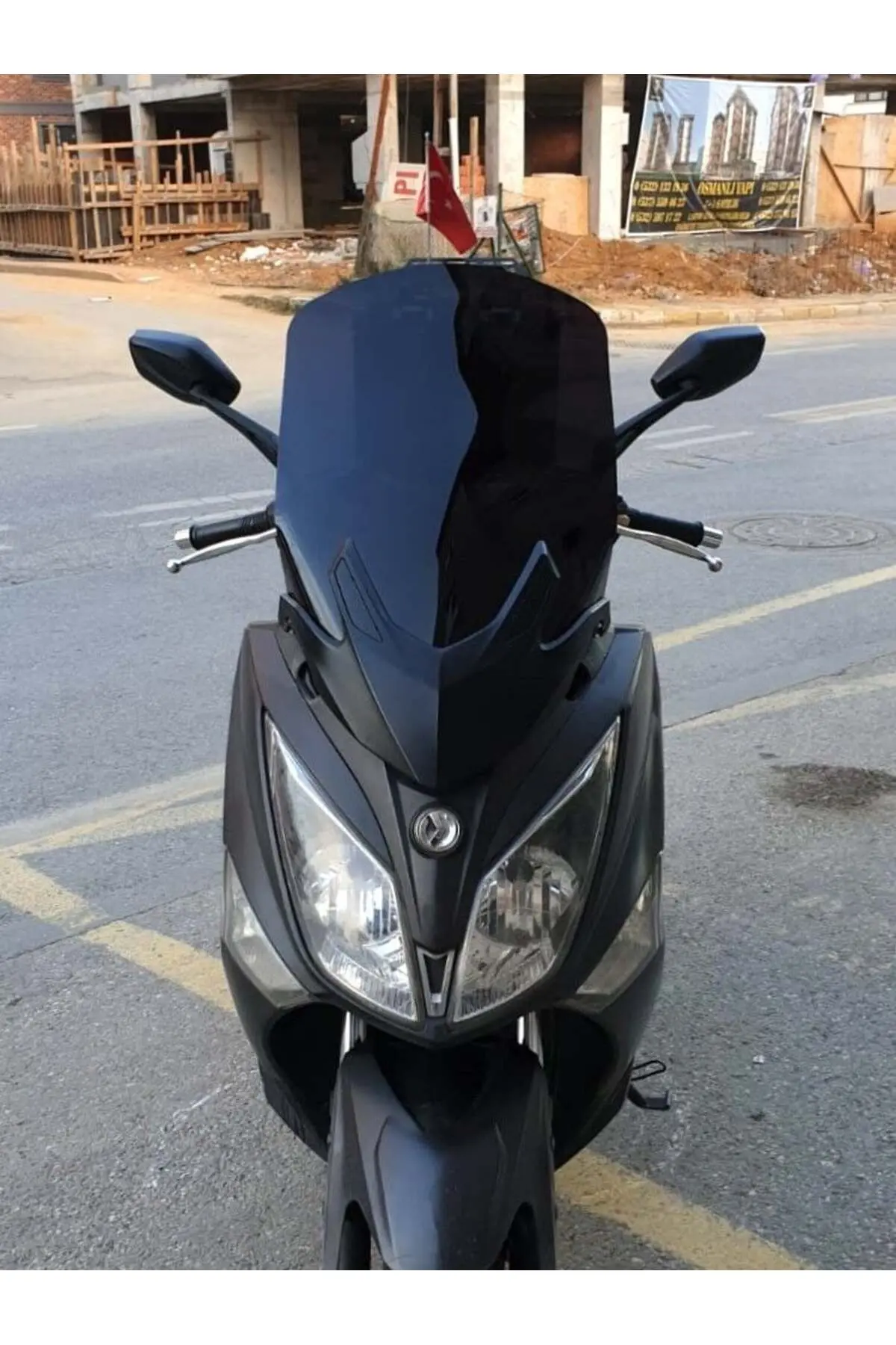 SYM Joymax 250 İ Ön Cam 2015-2016 Model 65cm Siyah Renkli 4mm APARATSIZ