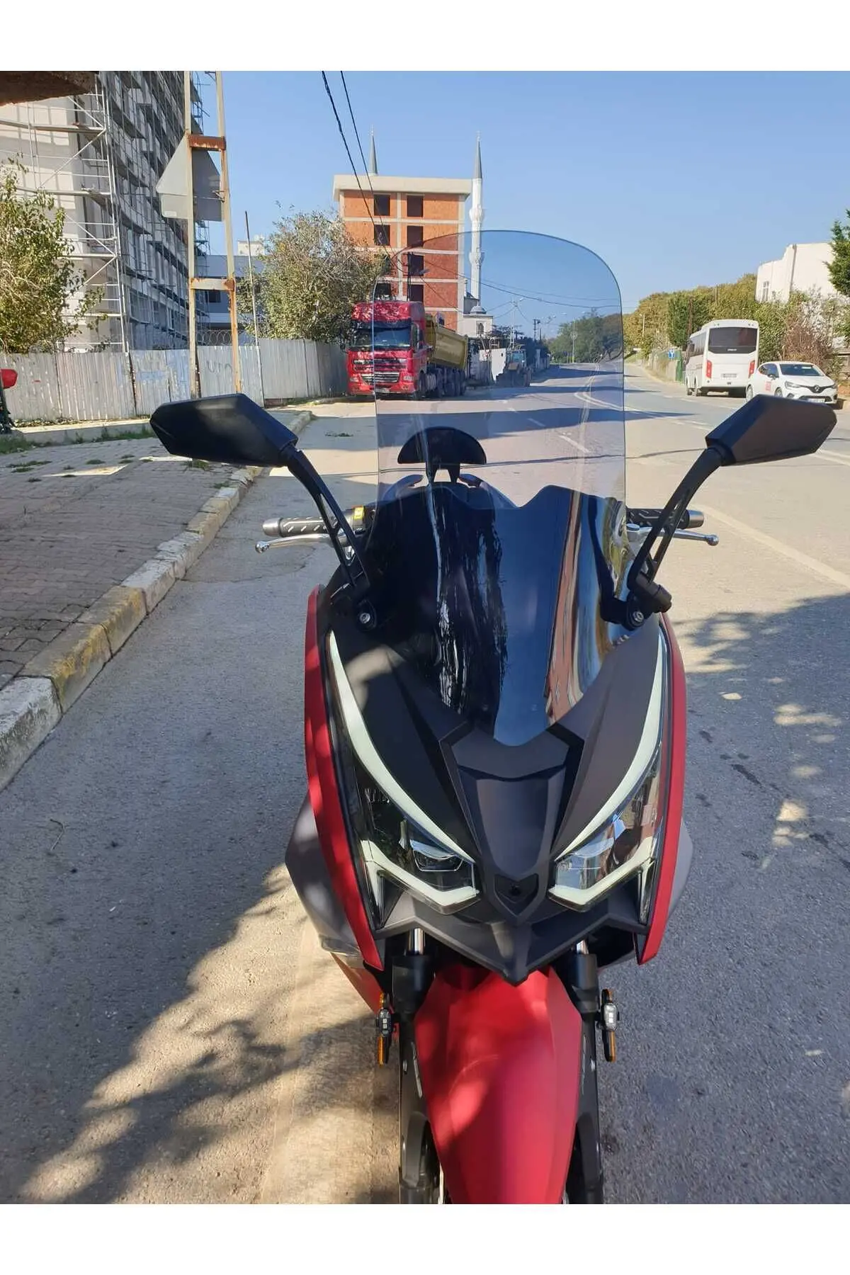 MOTOCAM Ariic Chief 318 Ön Cam 2023-2026 Model 75cm Füme Renkli 4mm UZUN