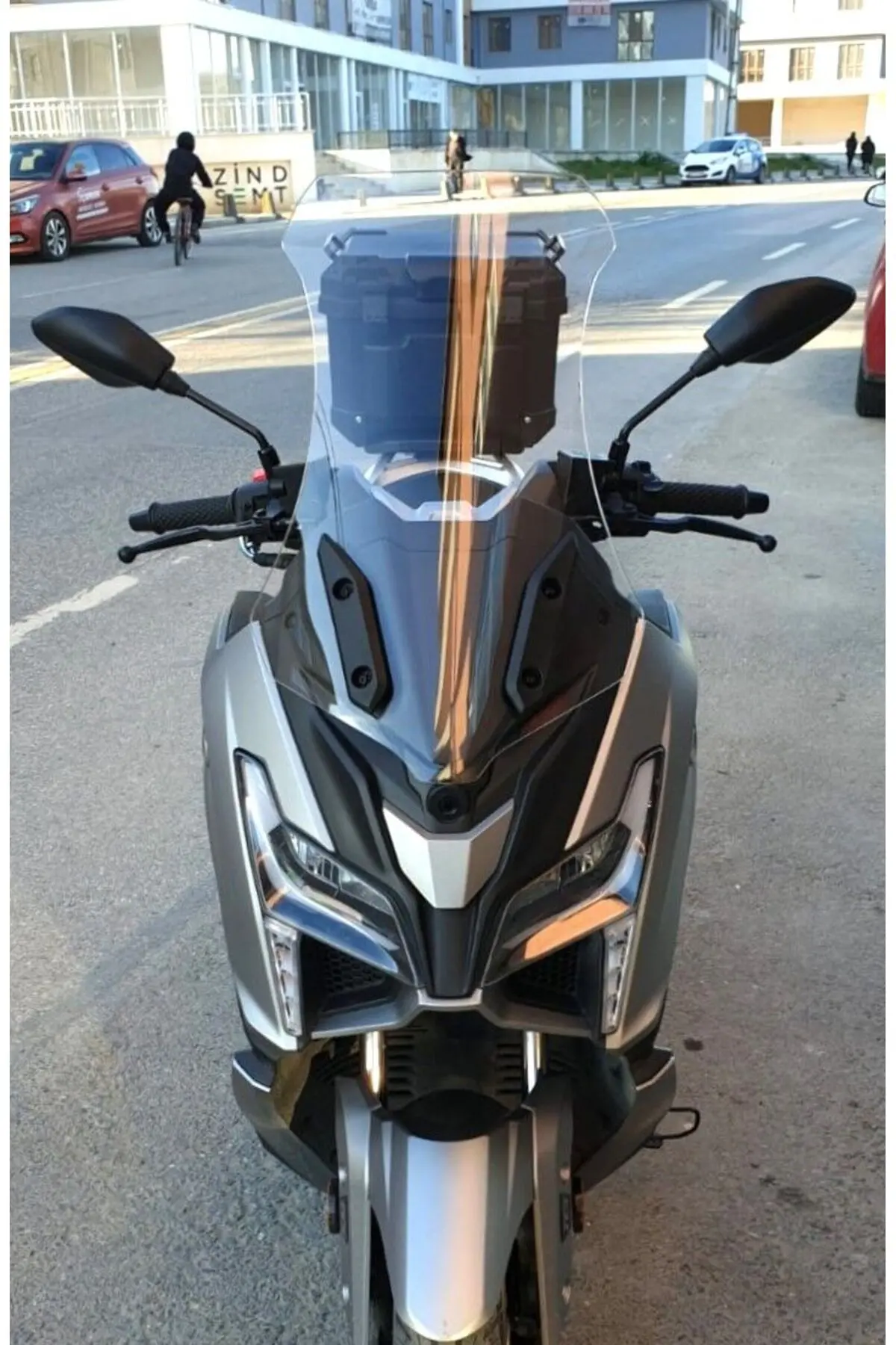 Voge SR1 Ön Cam 2023-2026 Model 62cm Şeffaf Renkli 4mm ORTA BOYLU