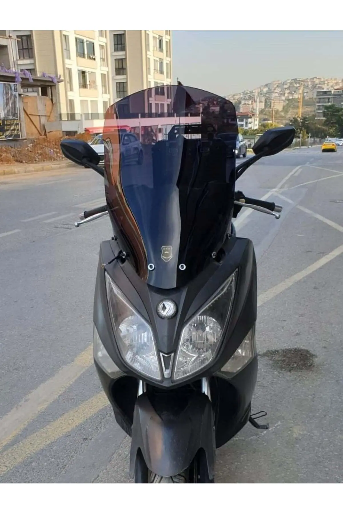 SYM Joymax 250 İ Ön Cam 2013-2016 Model 75cm Siyah Renkli 4mm YOKTUR