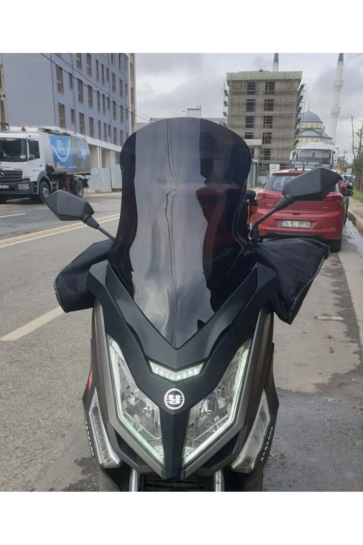 Yuki T9 strom 125 Ön Cam 2021-2026 Model 62cm Siyah Renkli 4mm