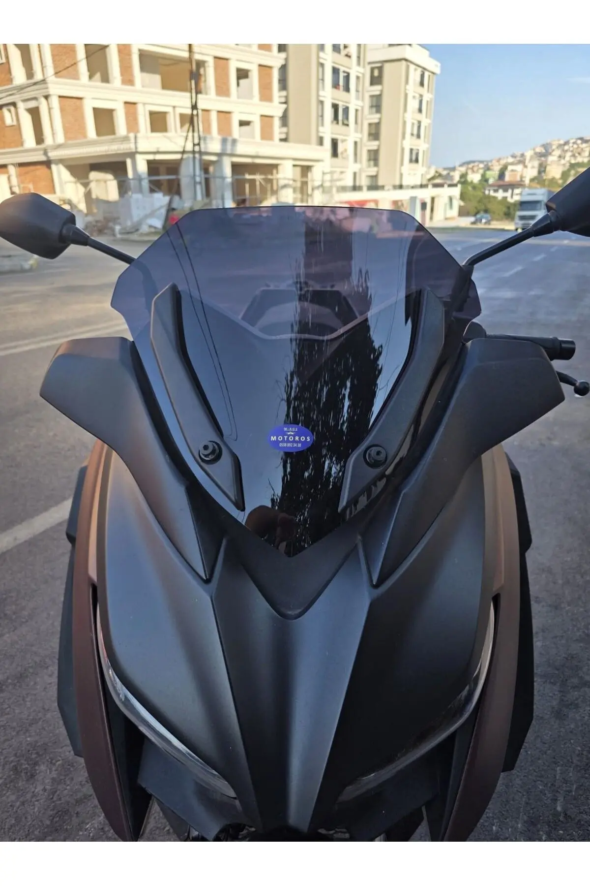 Yamaha Xmax Ön Cam 2018-2022 Model 36cm Siyah Renkli 4mm SPORTİF