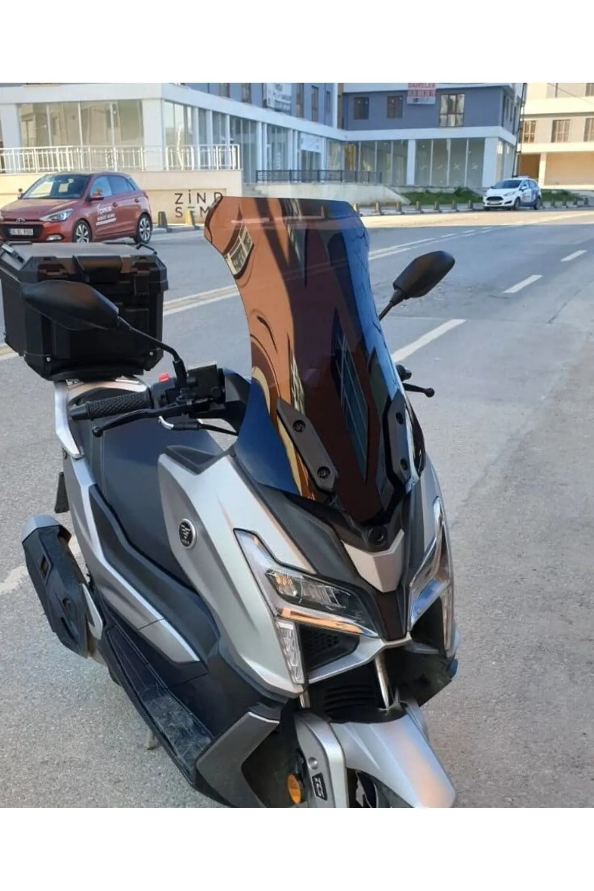 Voge SR1 Ön Cam 2023-2026 Model 62cm Siyah Renkli 4mm ORTA BOYLU