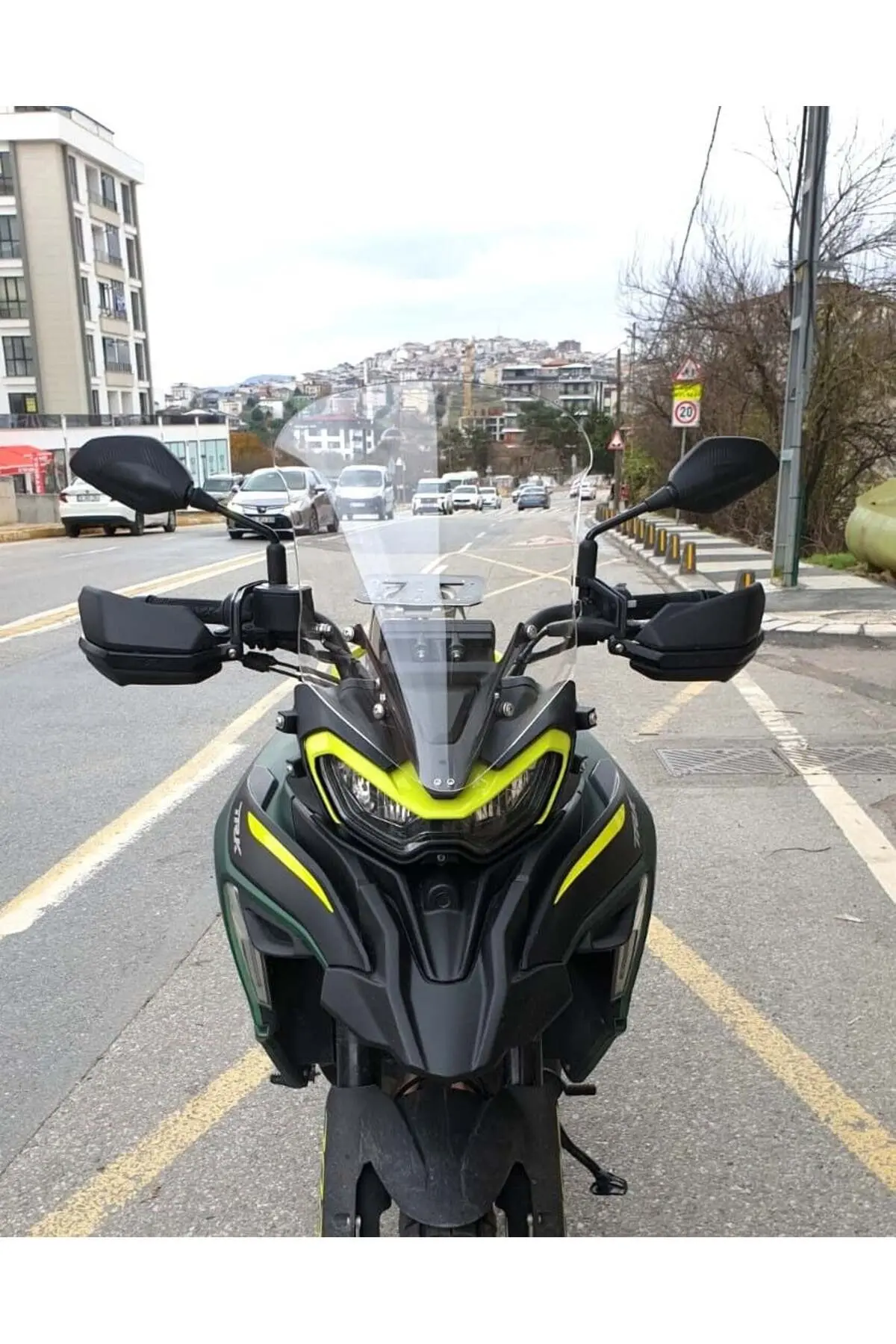Benelli TRK 702 X Ön Cam 2024-2026 Model 51cm Şeffaf Renkli 4mm TASARIMLI