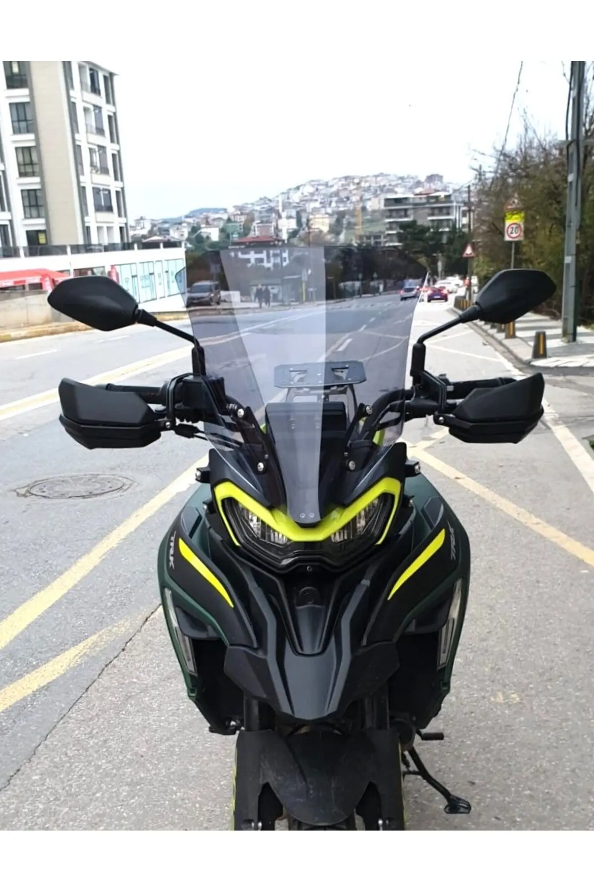 Benelli TRK 702 X Ön Cam 2024-2026 Model 51cm Füme Renkli 4mm TASARIMLI