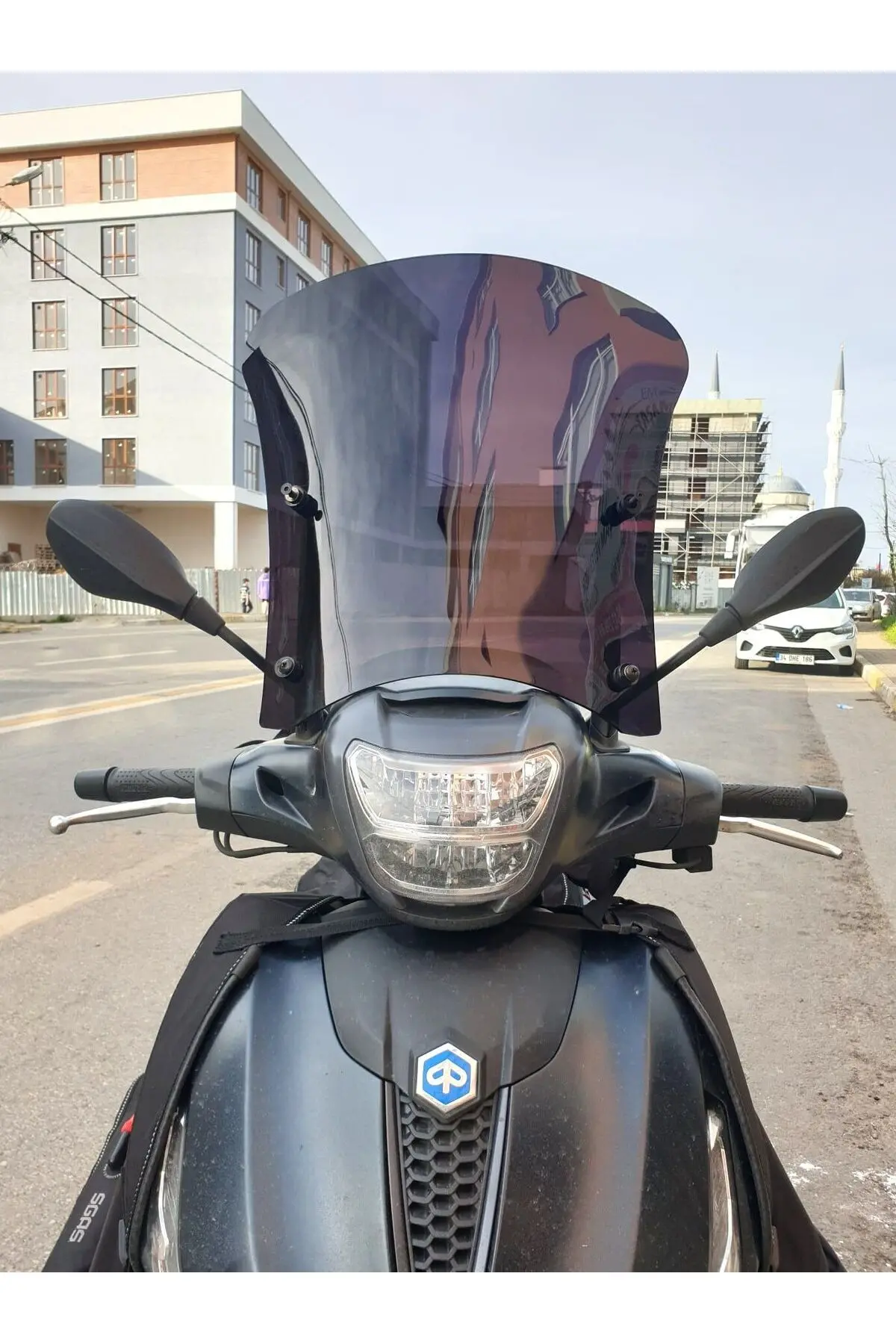 Piaggio Beverly 400 Ön Cam 2021-2026 Model 44cm Siyah Renkli 4mm