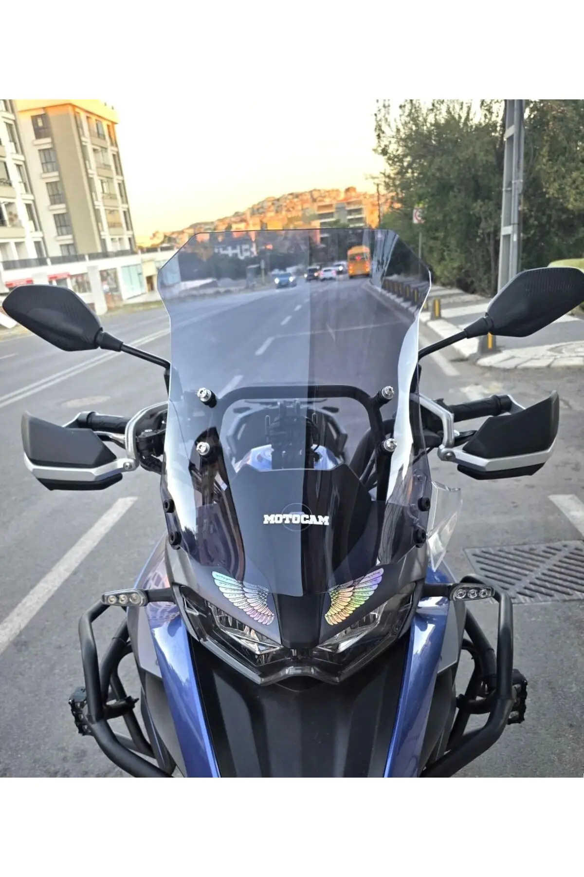 Qj SRT 550 Ön Cam 2022-2026 Model 54cm Füme Renkli 4mm