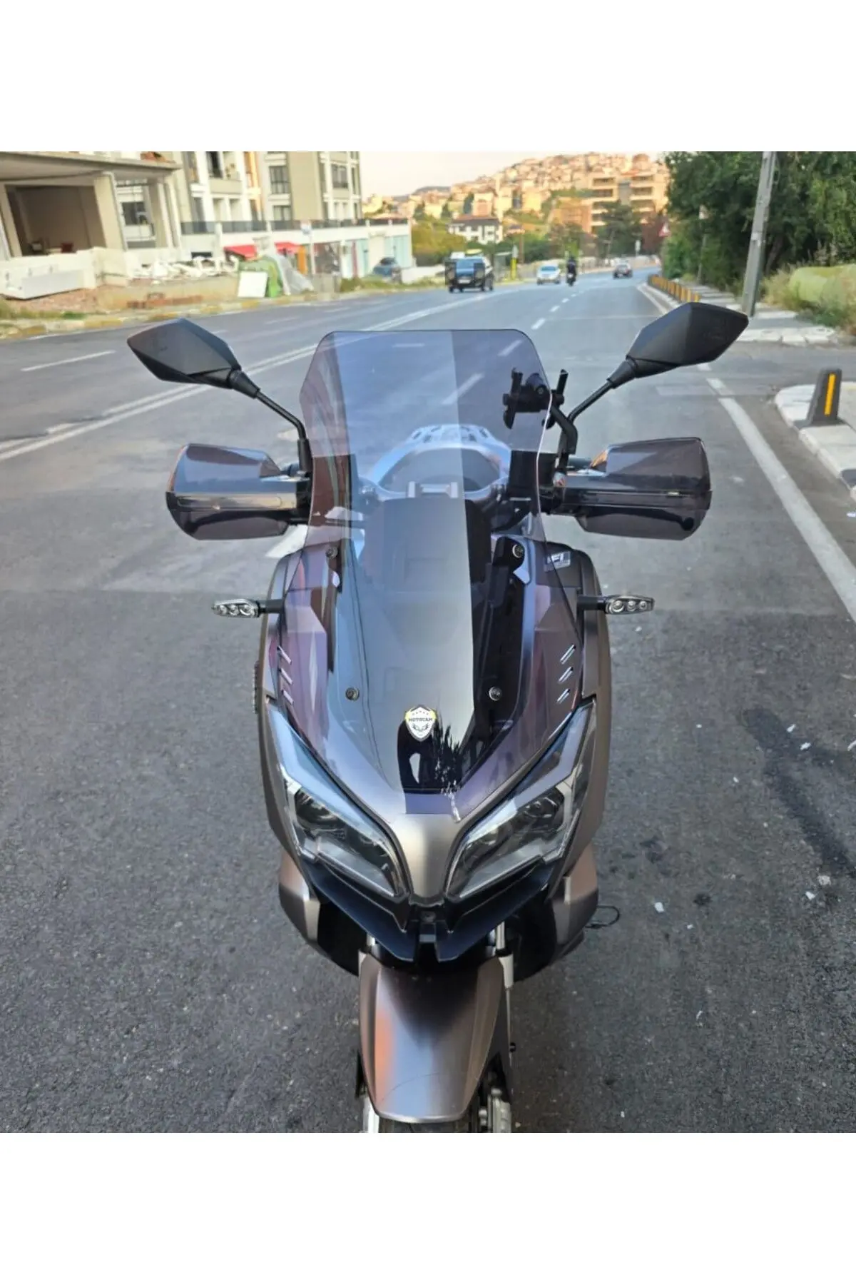 QJ ATR 125 Ön Cam 2023-2026 Model 55cm Füme Renkli 4mm KISA CAM