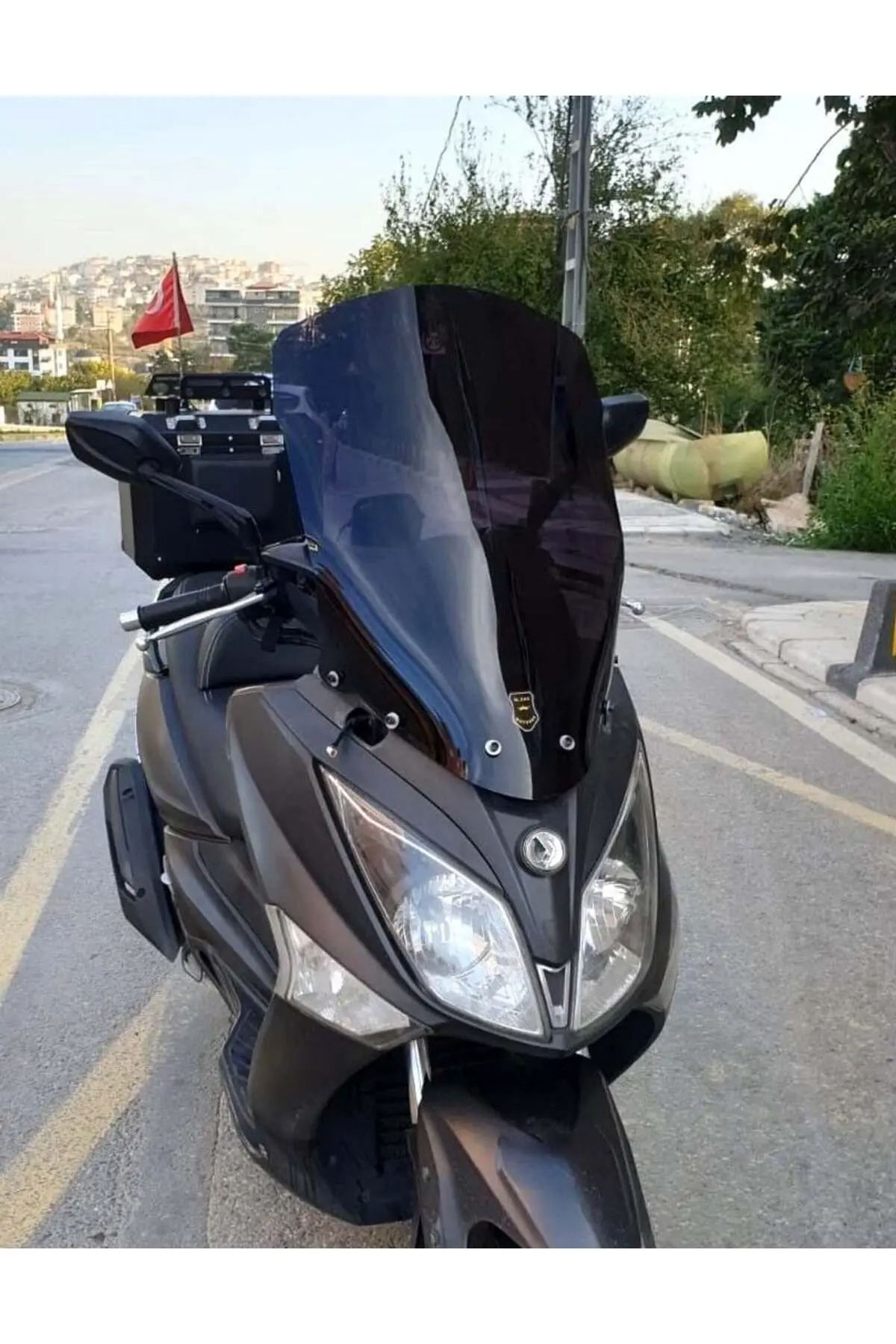SYM Joymax 250 İ Ön Cam 2013-2016 Model 65cm Siyah Renkli 4mm ORTA BOYLU