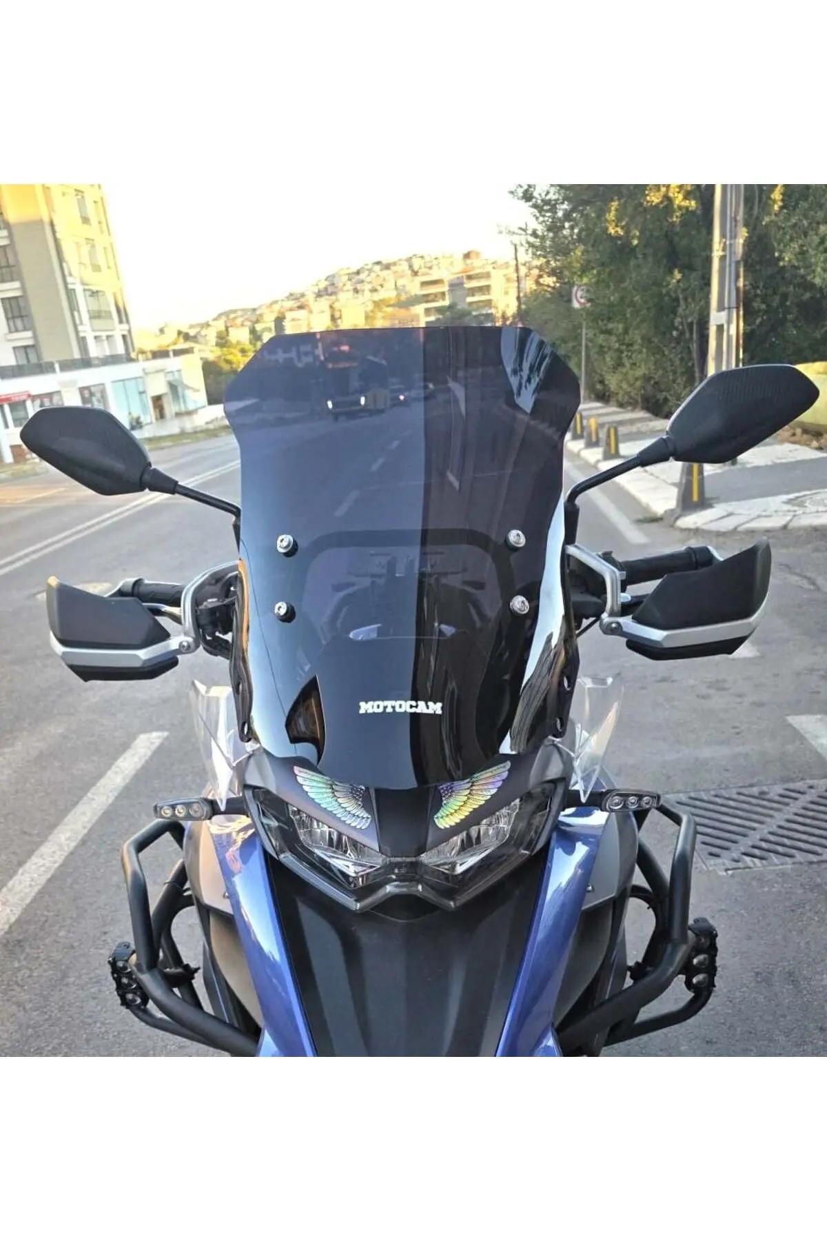 Qj SRT 550 Ön Cam 2022-2026 Model 54cm Siyah Renkli 4mm