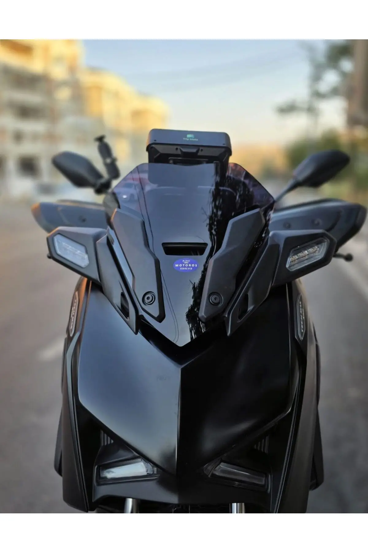 Yamaha Xmax Ön Cam 2023-2026 Model 36cm Siyah Renkli 4mm SPORTİF