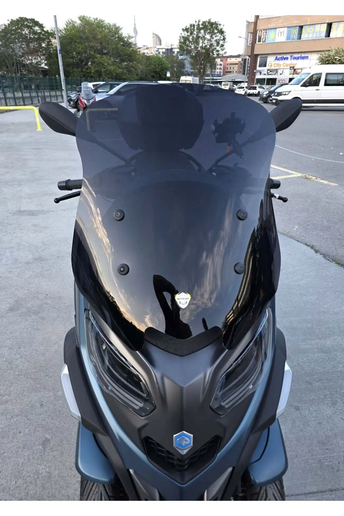 Piaggio MP3 530 Ön Cam 2023-2026 Model 60cm Siyah Renkli 4mm ORTA BOYLU
