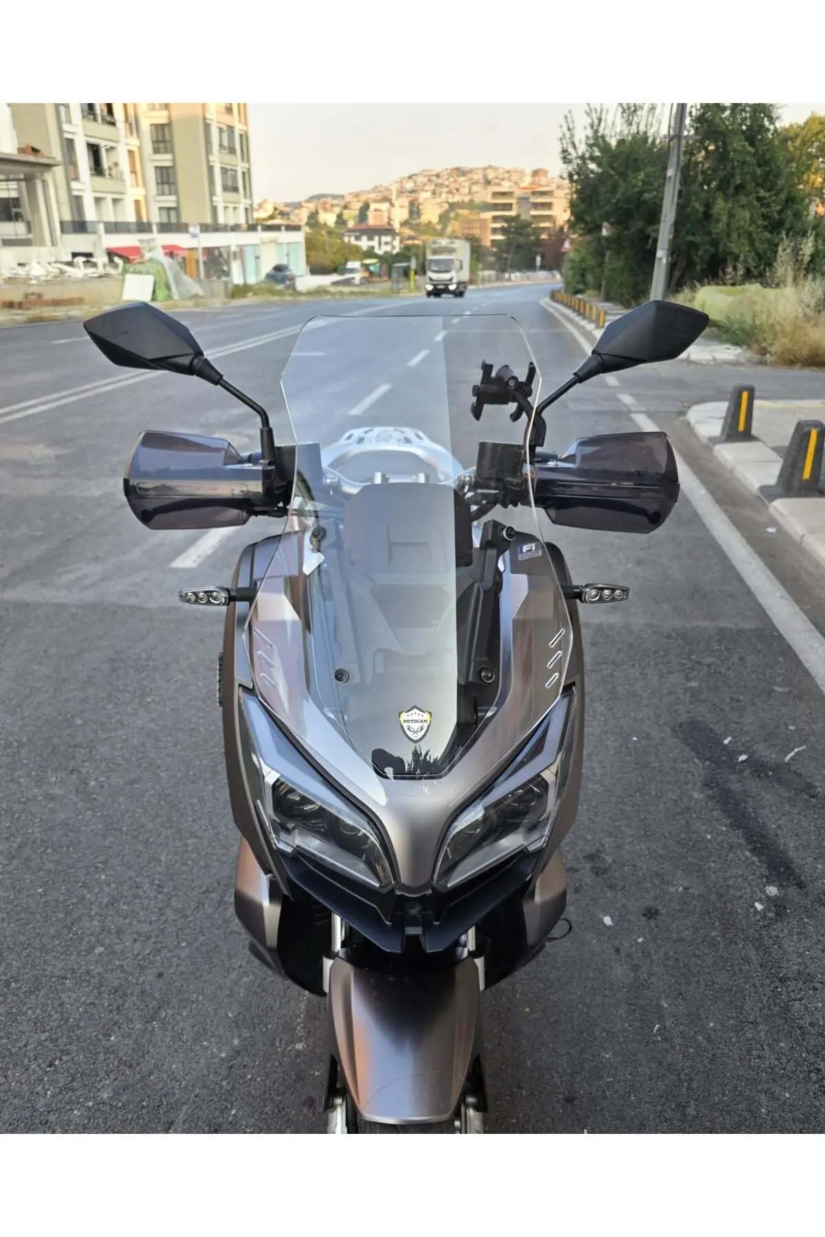QJ ATR 125 Ön Cam 2023-2026 Model 55cm Şeffaf Renkli 4mm KISA CAM