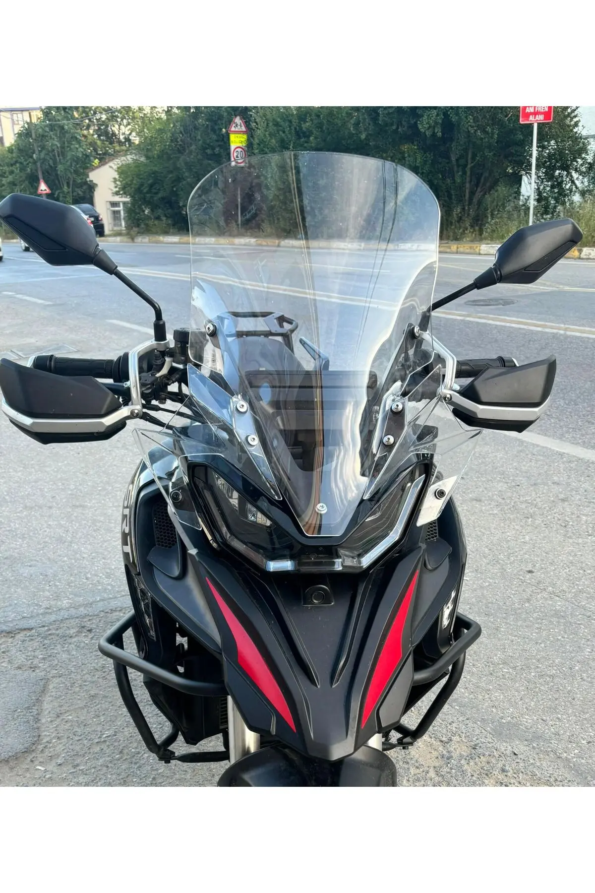 QJ SRT 800 Ön Cam 2023-2026 Model 61cm Şeffaf Renkli 4mm