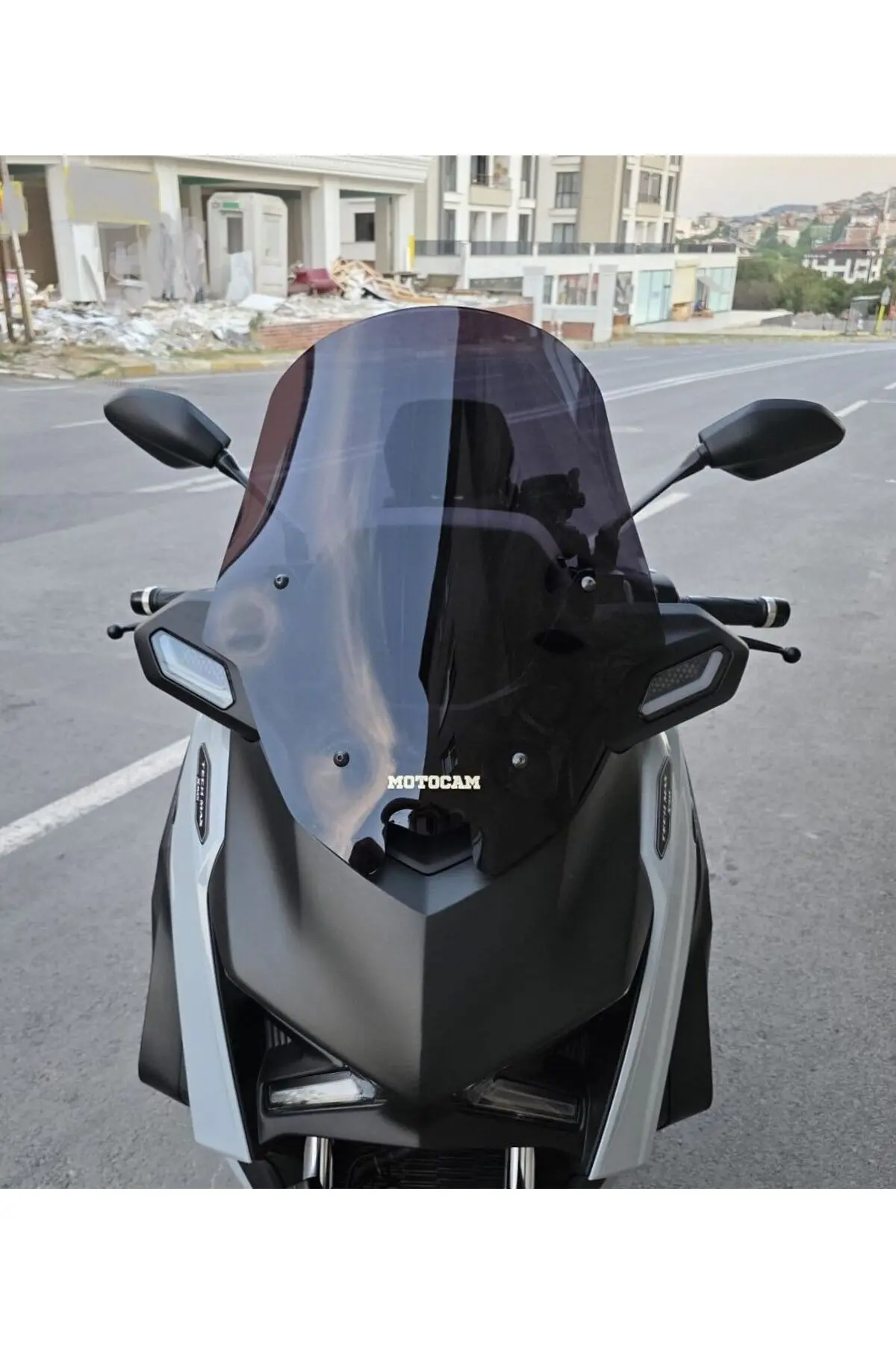 Yamaha Xmax Techmax Ön Cam 2025-2026 Model 52cm Siyah Renkli 4mm Asansörlü