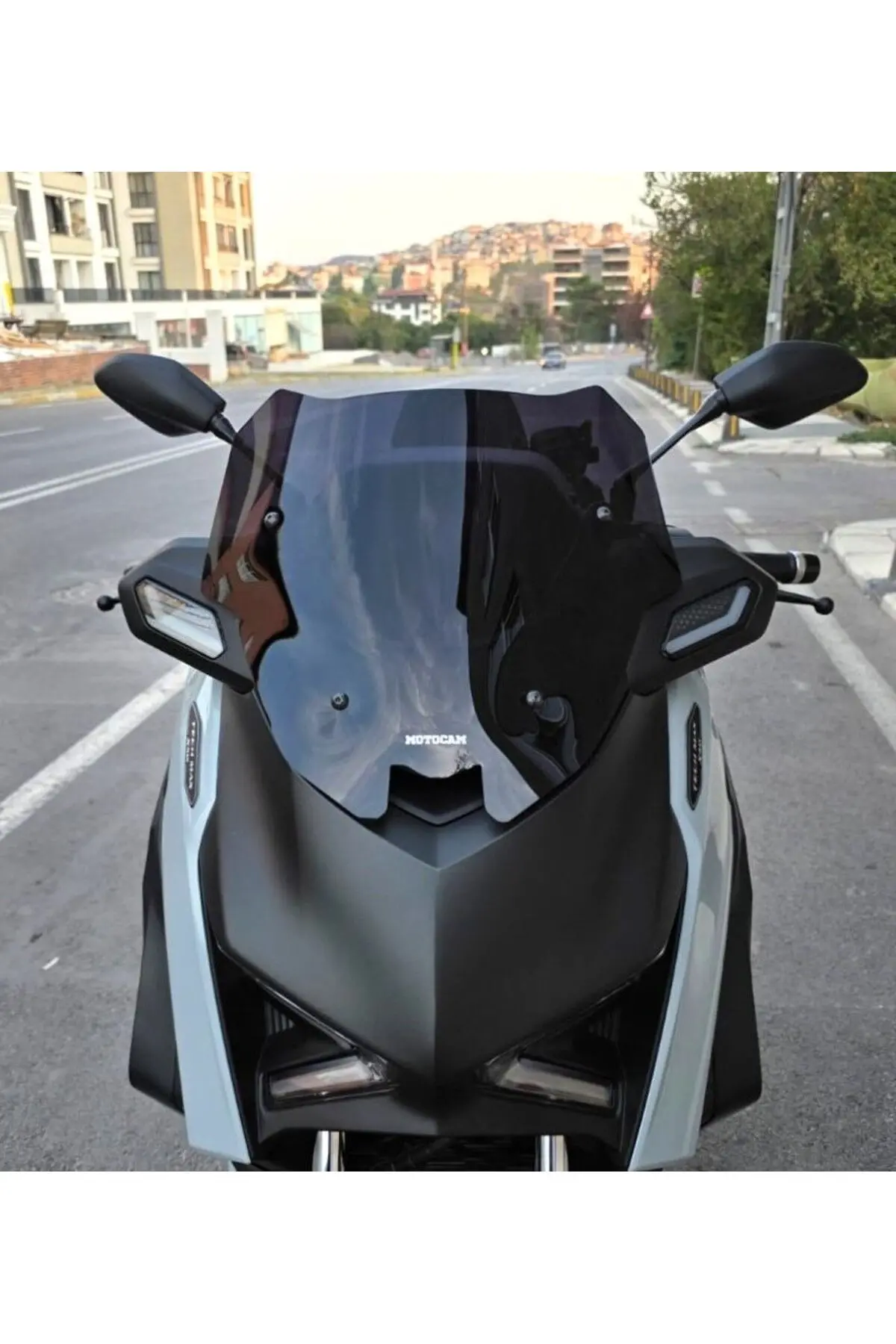 Yamaha Xmax Techmax Ön Cam 2025-2026 Model 39cm Siyah Renkli 4mm Asansörlü