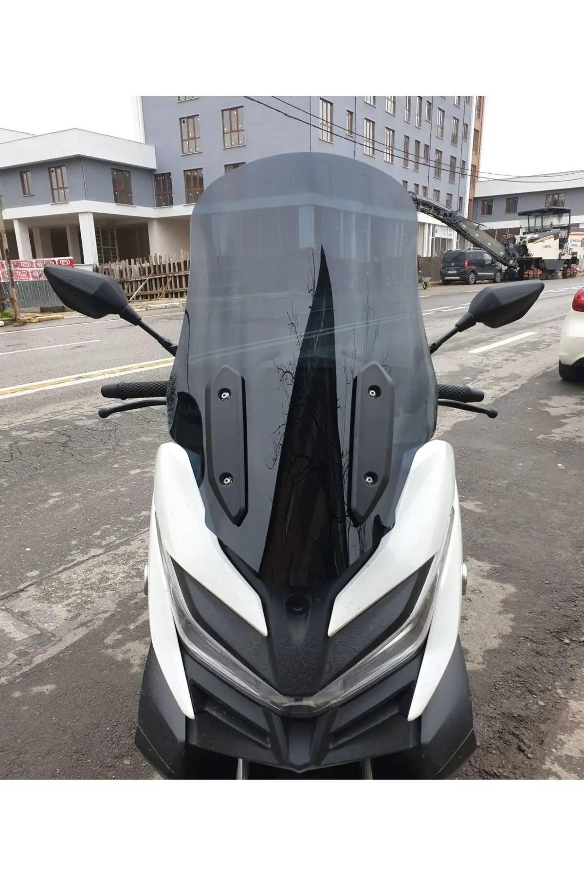 Voge SR4 Ön Cam 2022-2026 Model 78cm Siyah Renkli 4mm UZUN İADESİ YOKTUR