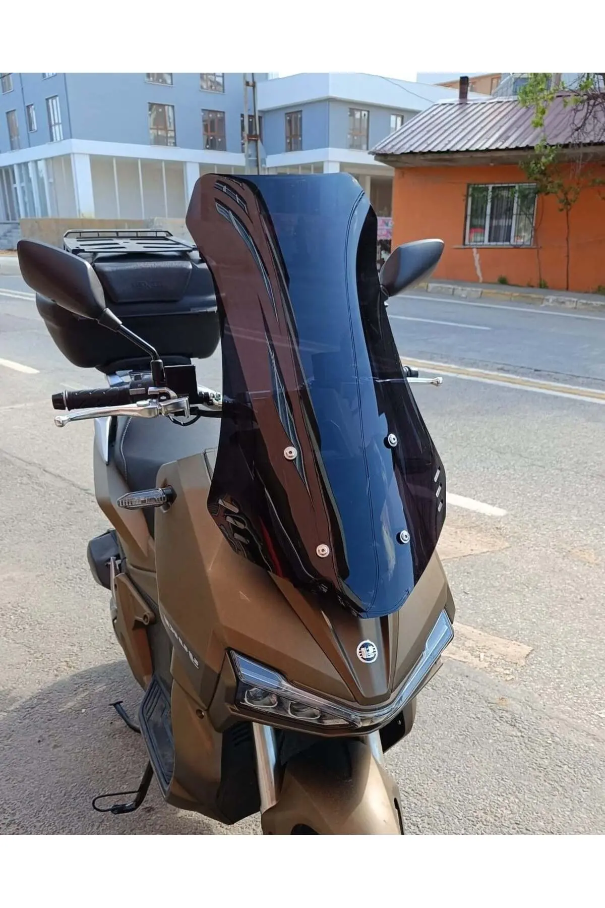Yuki Adventure 150 Ön Cam 2023-2026 Model 65cm Siyah Renkli 4mm ORTA BOYLU