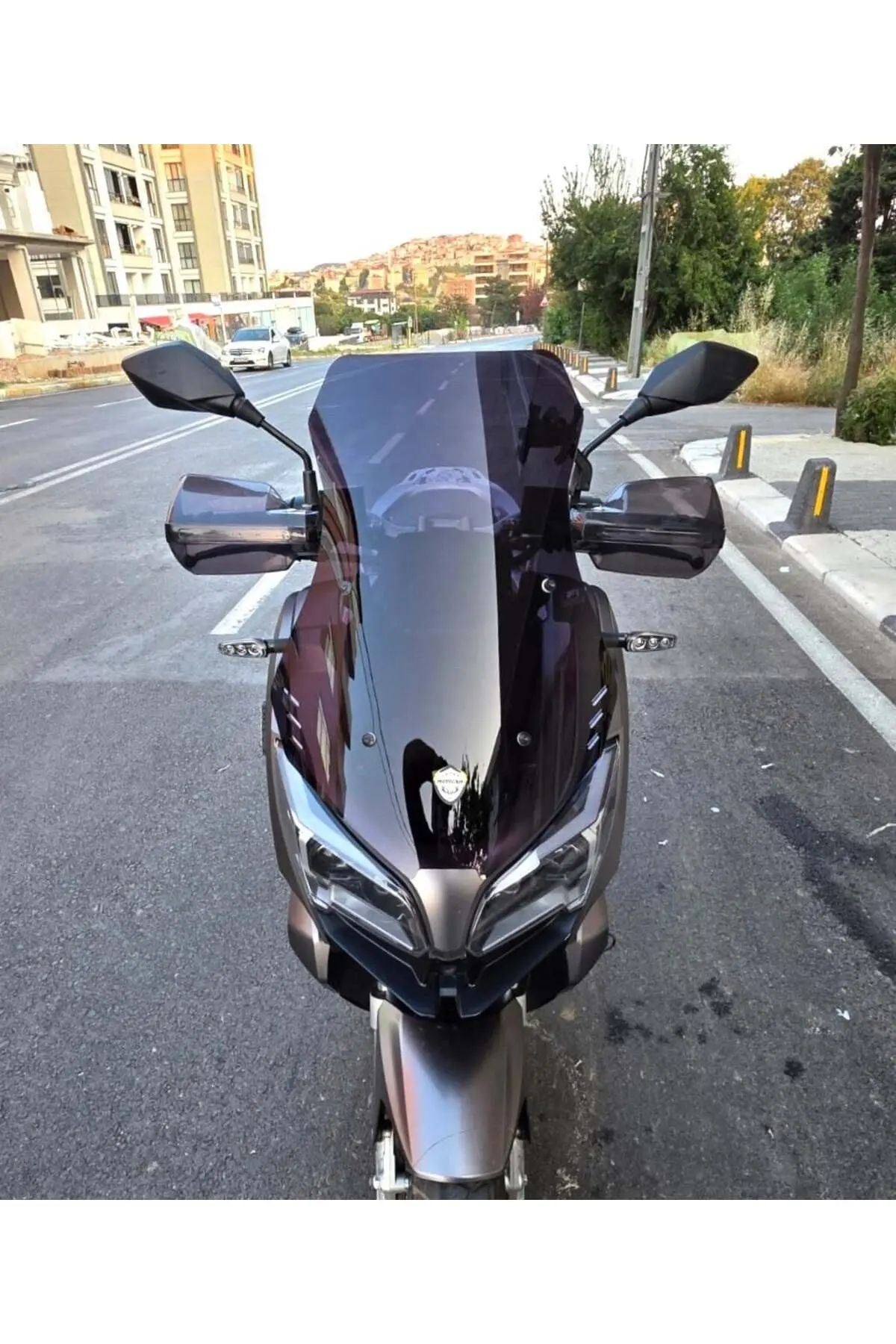 QJ ATR 125 Ön Cam 2023-2026 Model 55cm Siyah Renkli 4mm KISA CAM