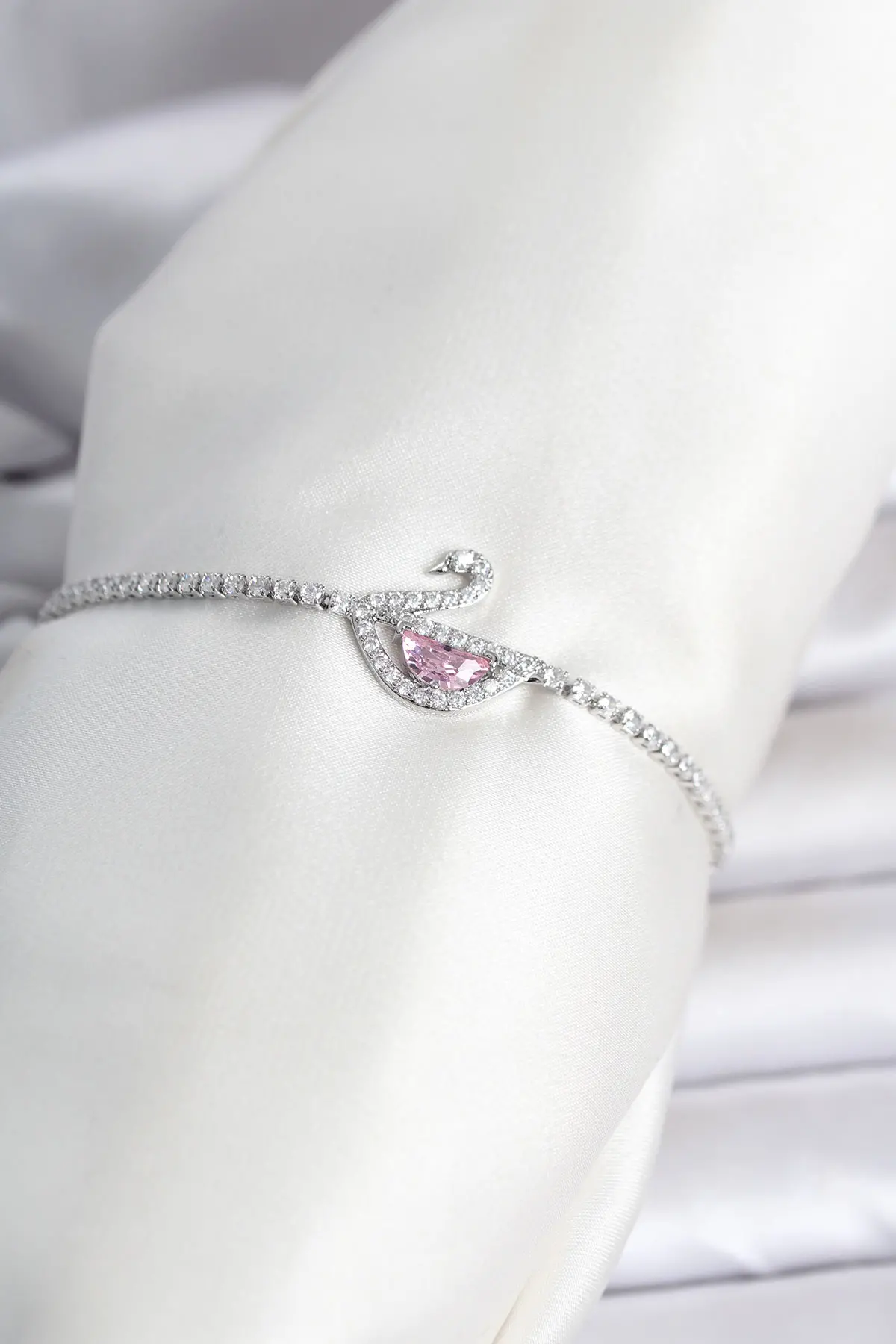 Pirinç Gümüş Renk Zirkon Taşlı Swan Model Su Yolu Kadın Bileklik TJ-BB8473