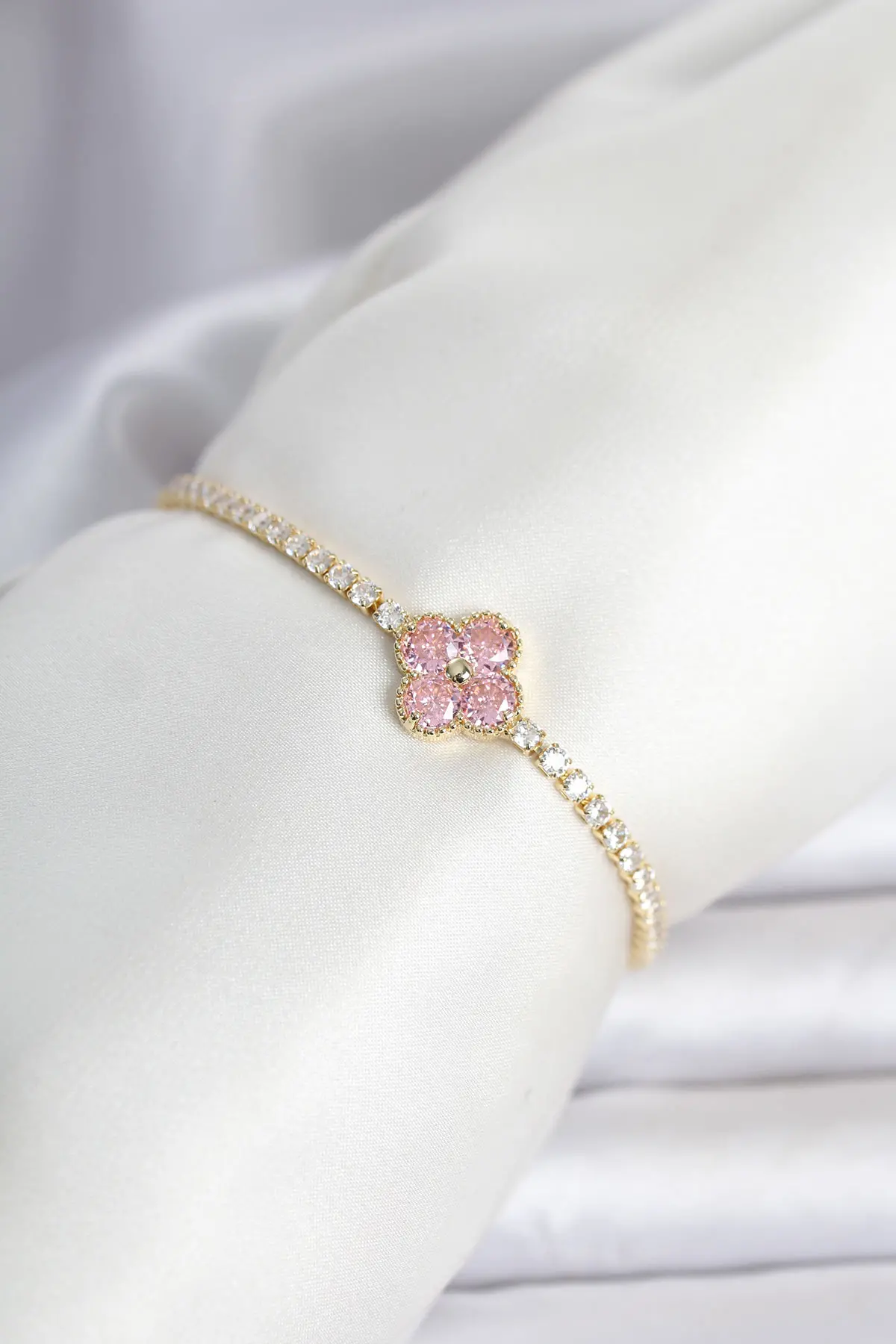Pirinç Gold Renk Pembe Zirkon Taşlı Yonca Model Su Yolu Kadın Bileklik TJ-BB8466