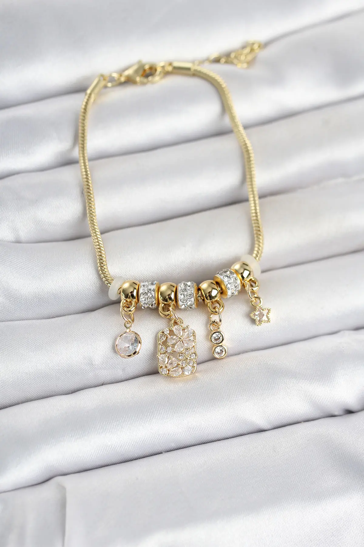 Pirinç Gold Renk Çiçek Detaylı Charmlı Kadın Bileklik TJ-BB8452
