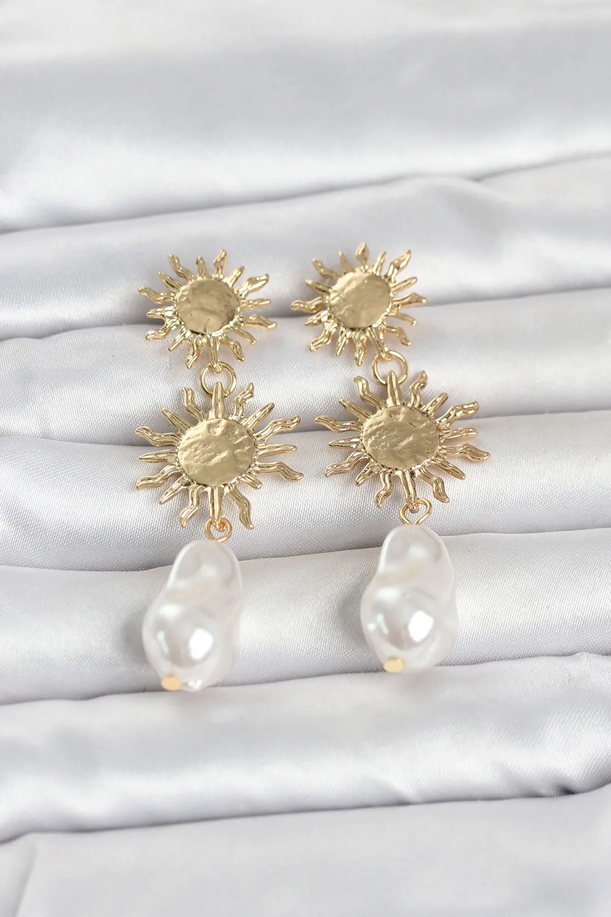 Gold Renk Pirinç Güneş Model Detaylı Kadın Küpe TJ-BKP11797