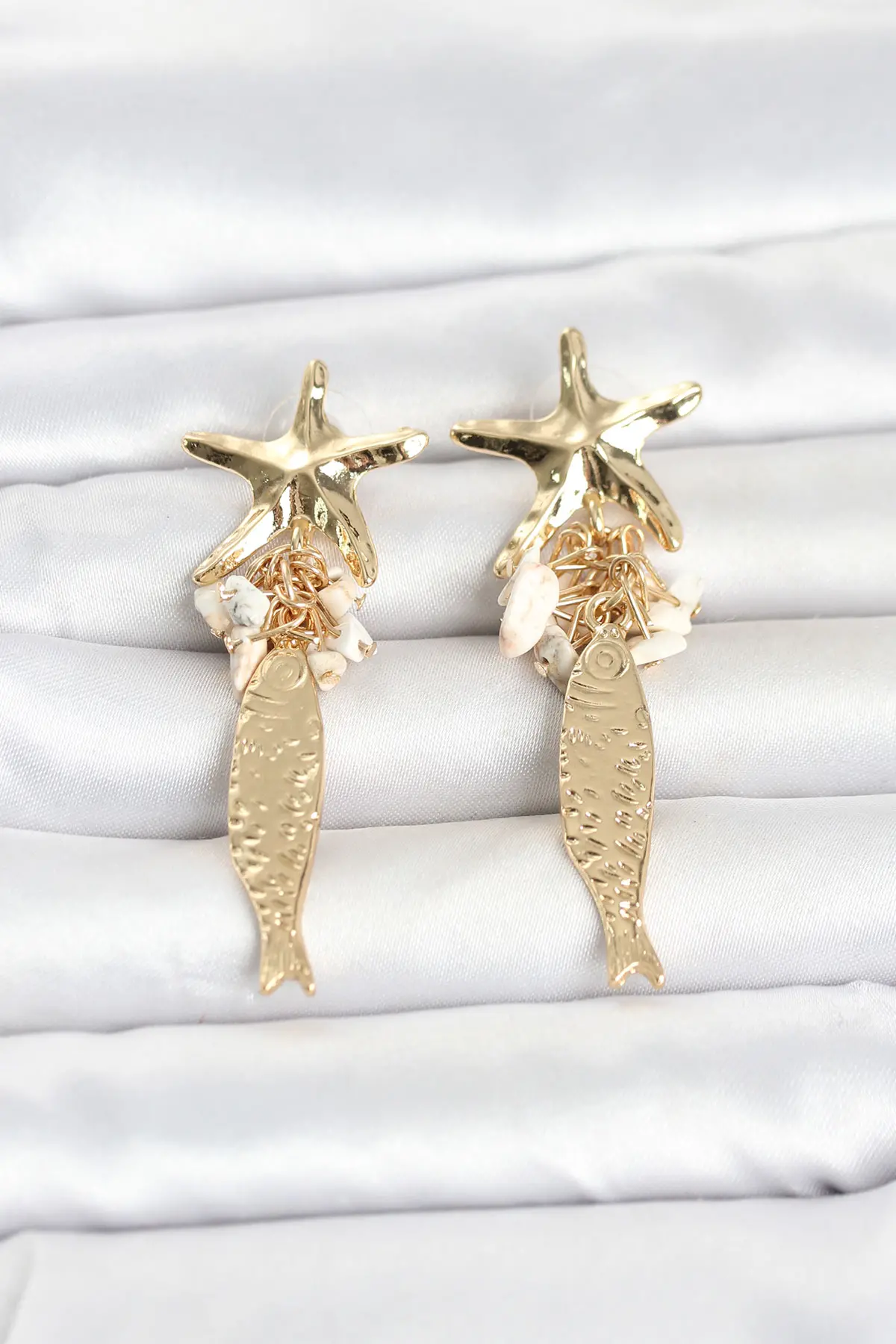 Deniz Yıldızı ve Balık Detaylı Krem Taşlı Gold Renk Kadın Küpe TJ-BKP11796