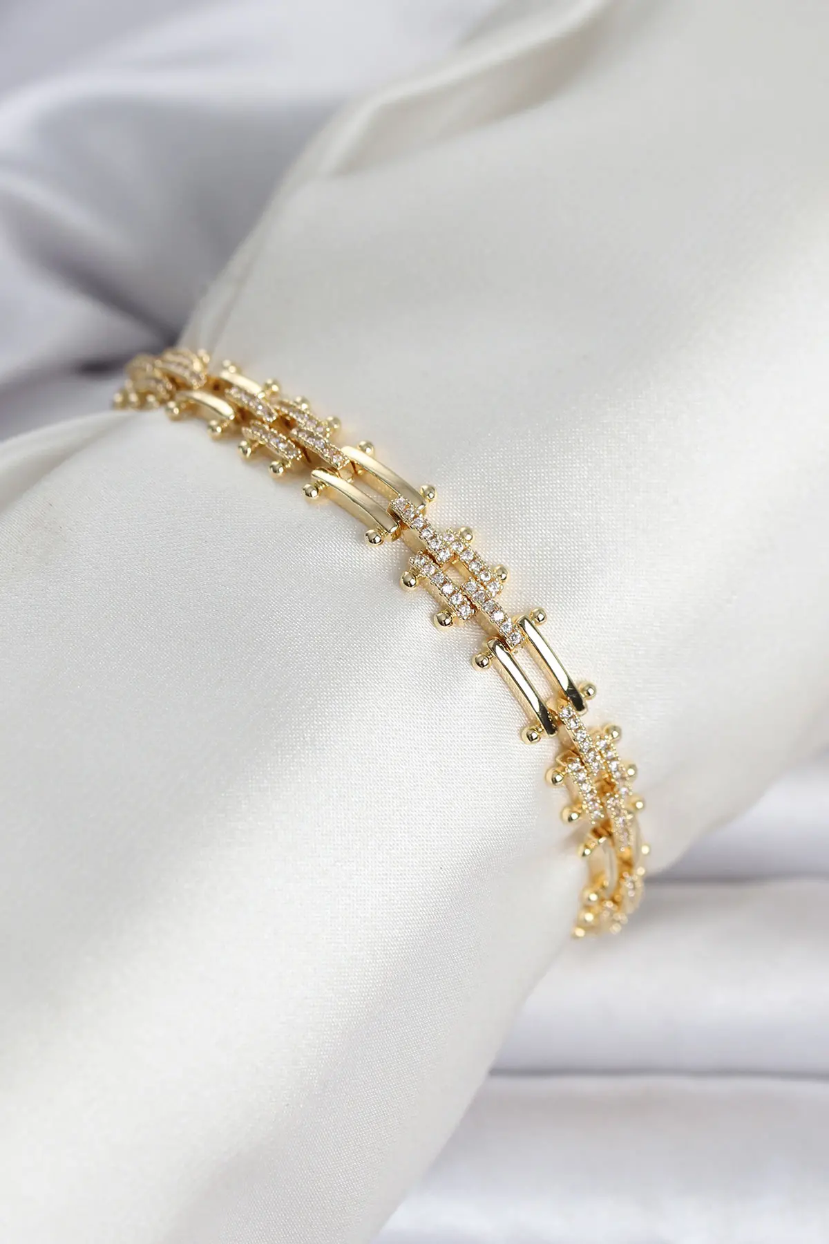 Pirinç Gold Renk Kare Zincir Model Zirkon Taşlı Kadın Bileklik TJ-BB8495