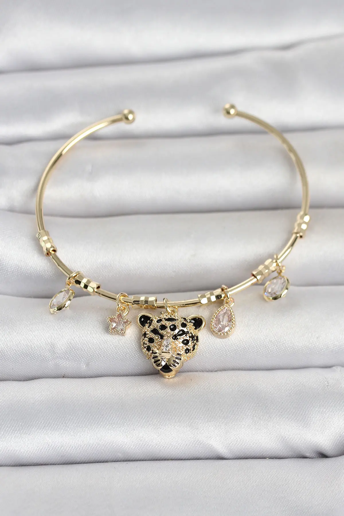 Pirinç Gold Renk Leopar Detaylı Charmlı Kadın Bileklik TJ-BB8490