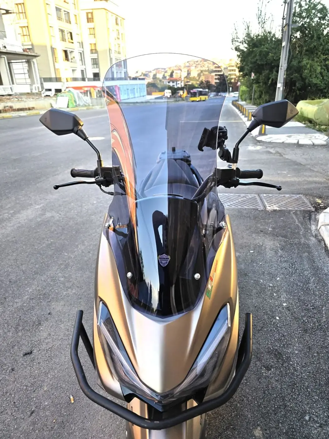 MOTOCAM Küba Newlight 50 Pro Ön Cam 2023-2026 Model 68cm Füme Renkli 4mm ORTA BOYLU