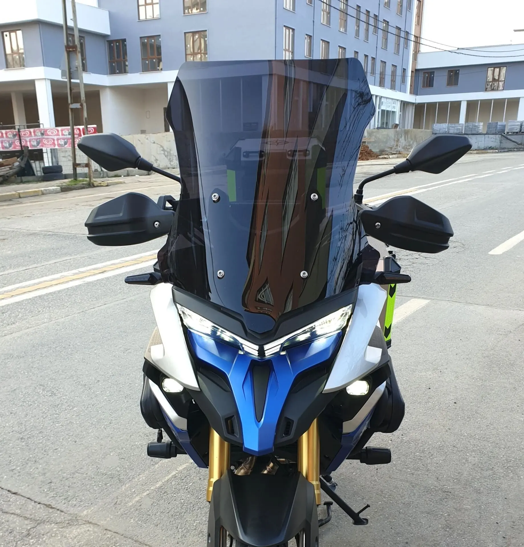 MOTOCAM Voge DS 625X Ön Cam 2023-2026 Model 65cm Siyah Renkli 4mm SPORTİF MODEL