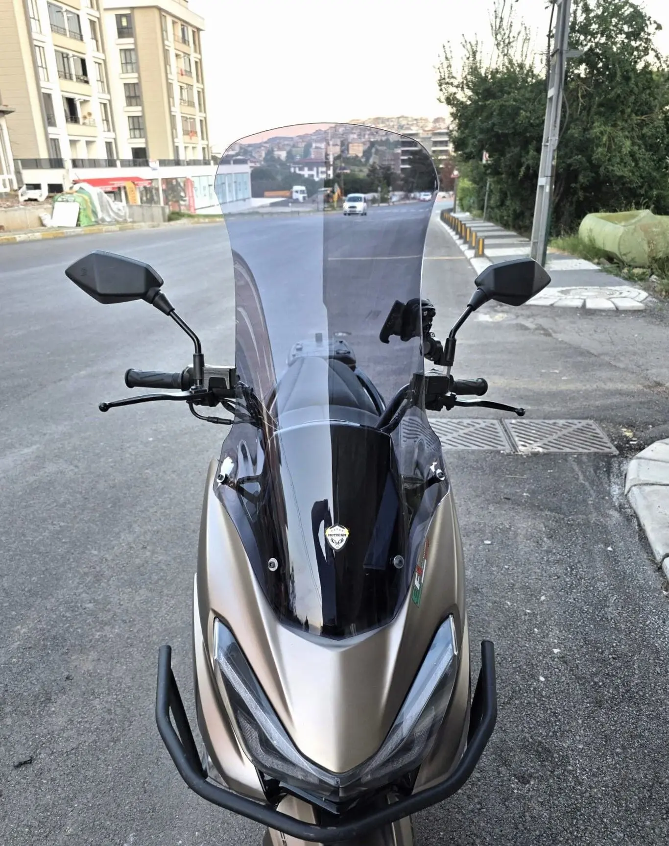 MOTOCAM Küba Newlight 50 Pro Ön Cam 2023-2026 Model 75cm Füme Renkli 4mm UZUN BOYLU