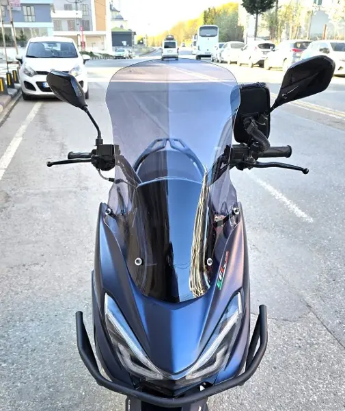 MOTOCAM Küba Newlight 50 Pro Ön Cam 2023-2026 Model 58cm Füme Renkli 4mm ORİJİNAL BOYLU