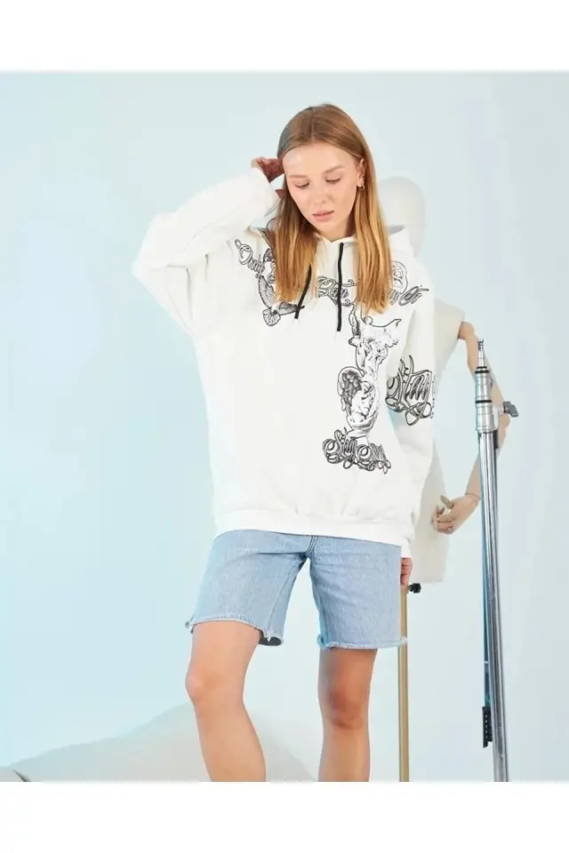 Kapüşonlu Üç İplik Sweatshirt – Beyaz Strong Heykel Baskılı, Rahat Kalıp, Kanguru Cepli Modern Tasarım