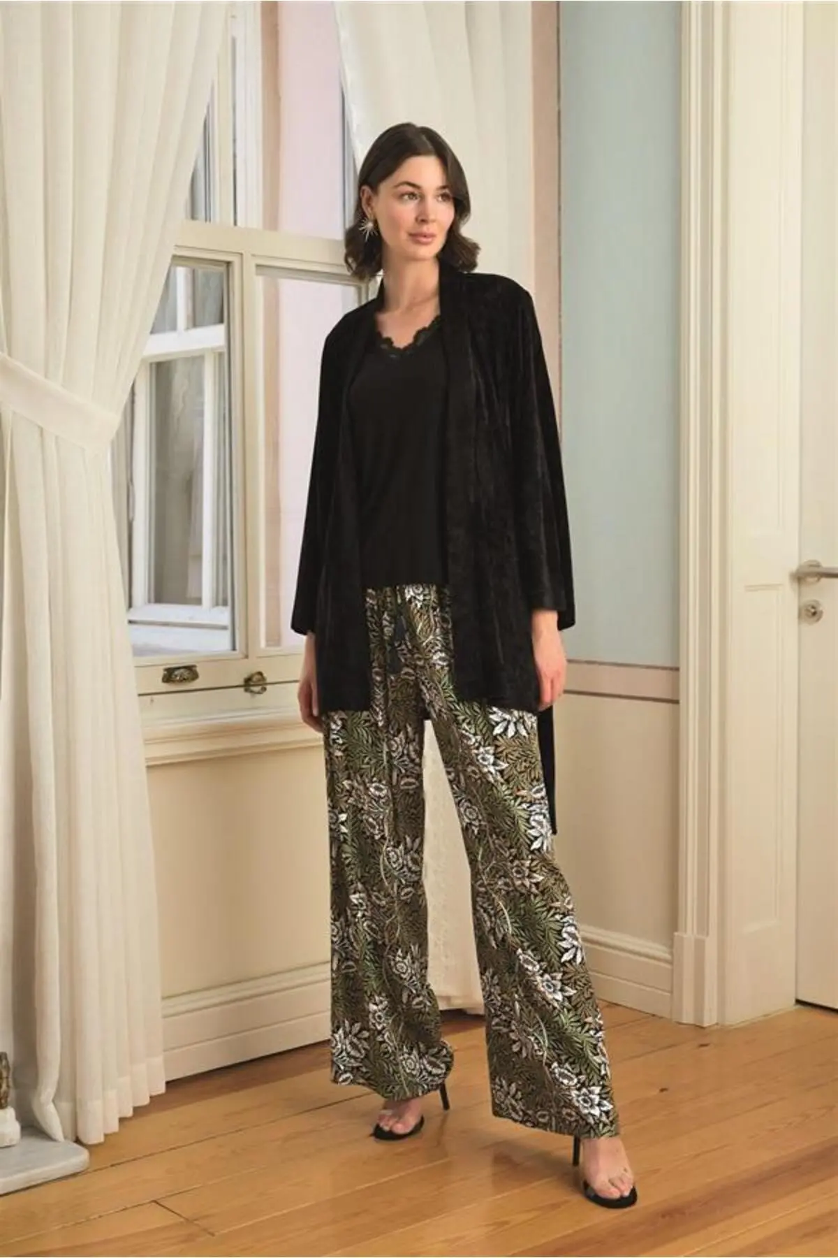 Çiçek Yaprak ve Etnik Desenli Dantelli 3’lü Pijama Takımı