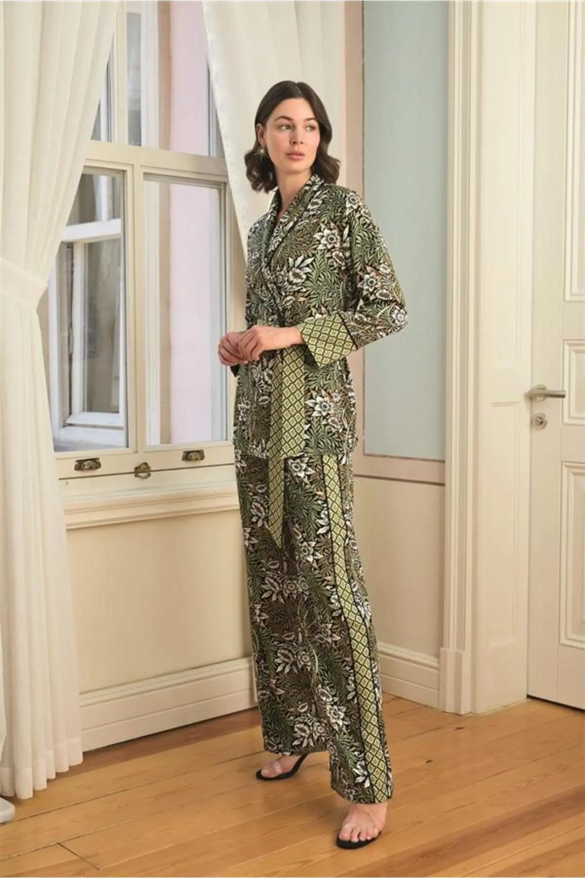 Çiçek Yaprak ve Etnik Desenli Pijama Takımı
