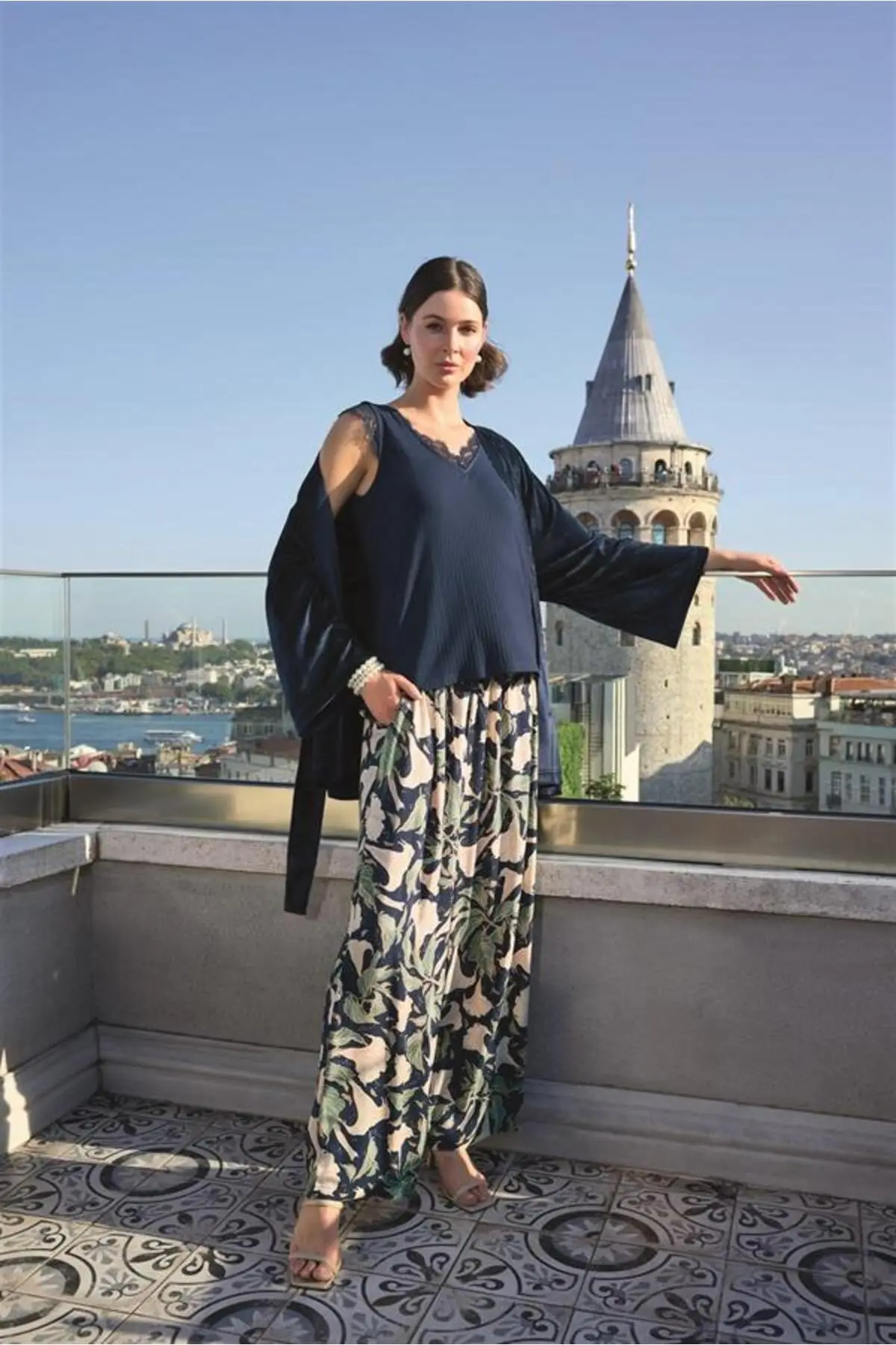 Yaprak Desenli ve Dantelli 3’lü Pijama Takımı