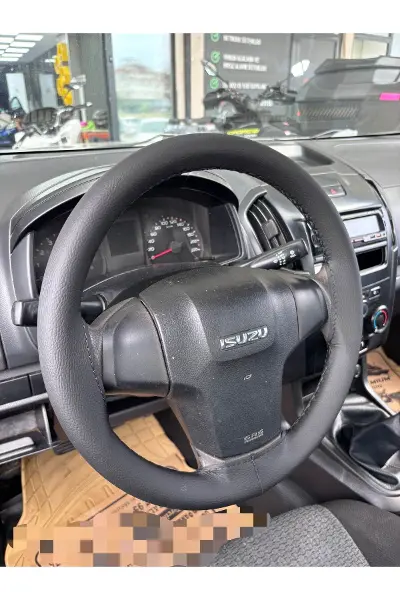 DİKİŞLİ DİREKSİYON KILIFI SİYAH DERİ SİYAH DİKİŞLİ ISUZU D MAX BU DİREKSİYON İÇİN