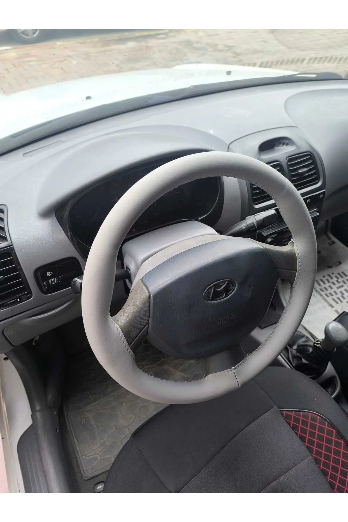 DİKİŞLİ DİREKSİYON KILIFI GRİ DERİ GRİ DİKİŞLİ HYUNDAİ ADMİRE İÇİN HIZLI KARGO