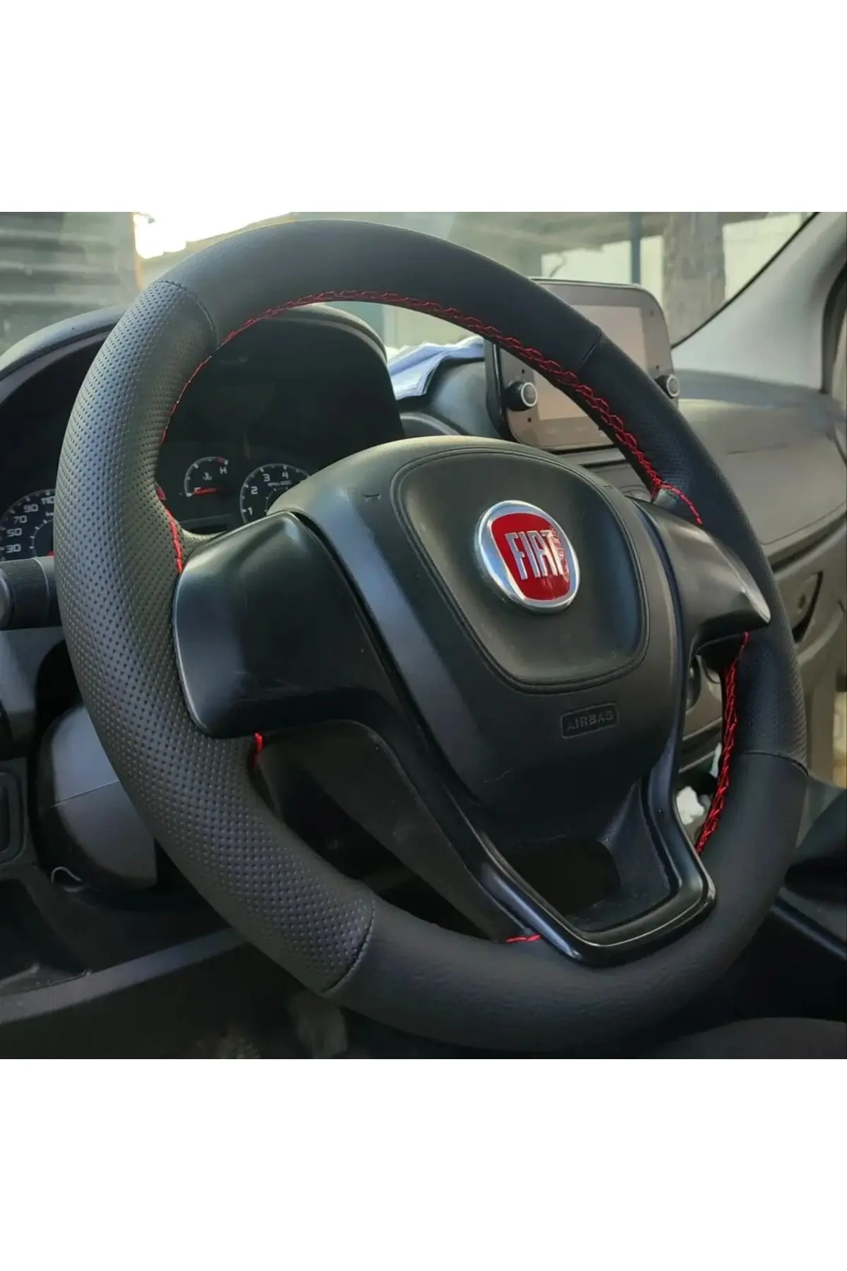 DİKİŞLİ DİREKSİYON KILIFI SİYAH / NOKTA DERİ KIRMIZI DİKİŞLİ FIAT DOBLO 2015-2020 İÇİN