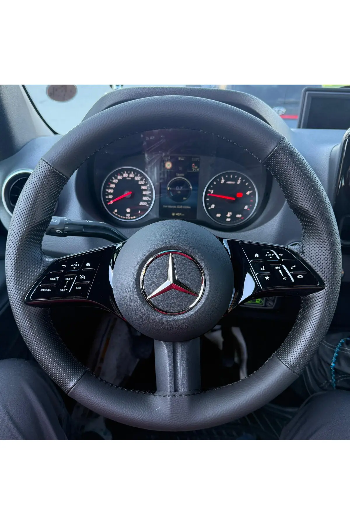 DİKİŞLİ DİREKSİYON KILIFI SİYAH / NOKTA DERİ SİYAH DİKİŞLİ MERCEDES SPRİNTER YENİLER