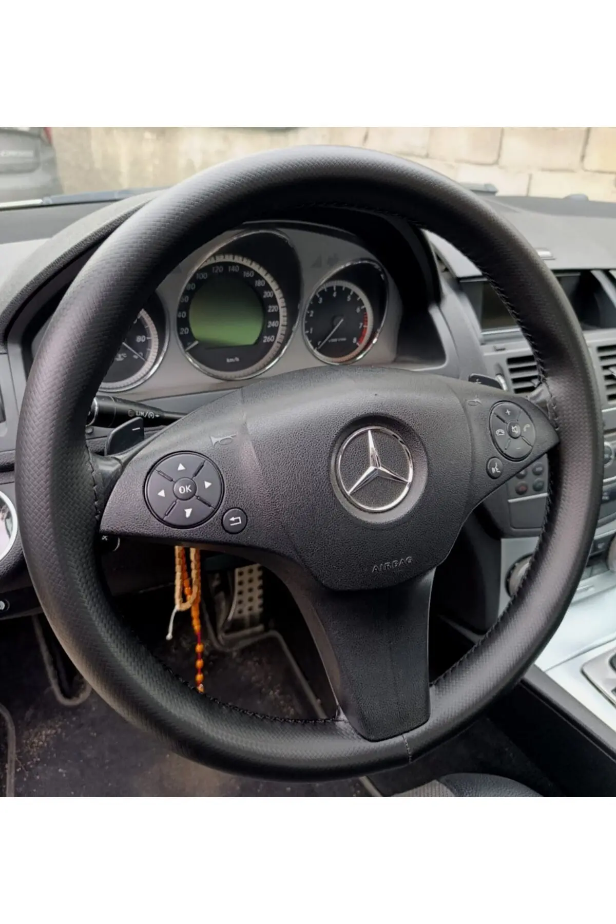 DİKİŞLİ DİREKSİYON KILIFI MİNİKARE KARBON DERİ SİYAH DİKİŞ MERCEDES C180 FOTODAKİ DİREKSİYON