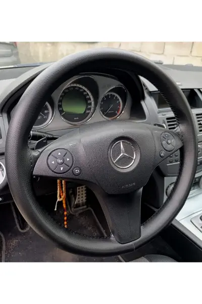 DİKİŞLİ DİREKSİYON KILIFI MİNİKARE KARBON DERİ SİYAH DİKİŞ MERCEDES C180 FOTODAKİ DİREKSİYON