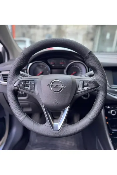 DİKİŞLİ DİREKSİYON KILIFI SİYAH DERİ NOKTALI DERİ SİYAH DİKİŞLİ OPEL MOKKA ASTRA FOTODAKİ İÇİN